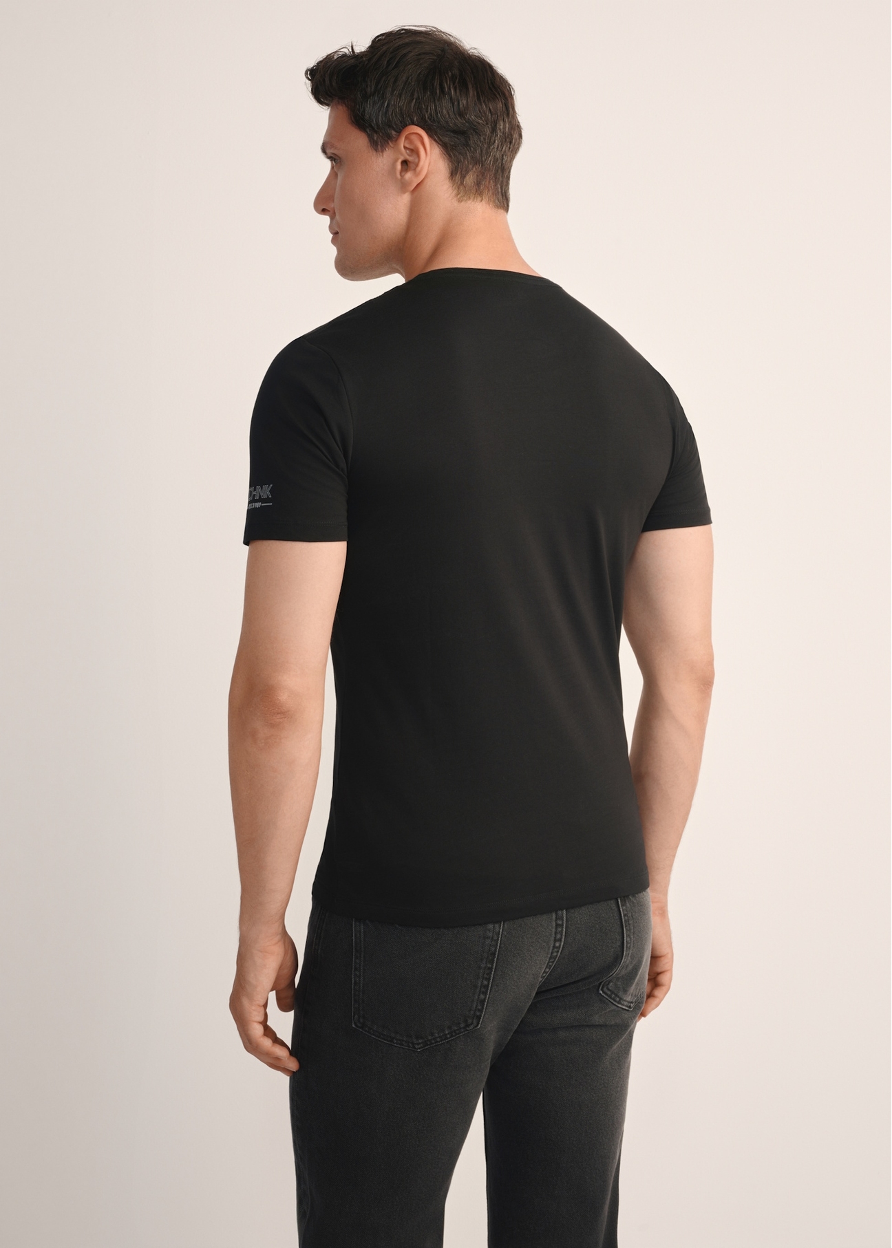 Men's basic T-shirt set ZESMT-0040-00(KS), back view of the product on the model against a white background. Half of the silhouette visible.