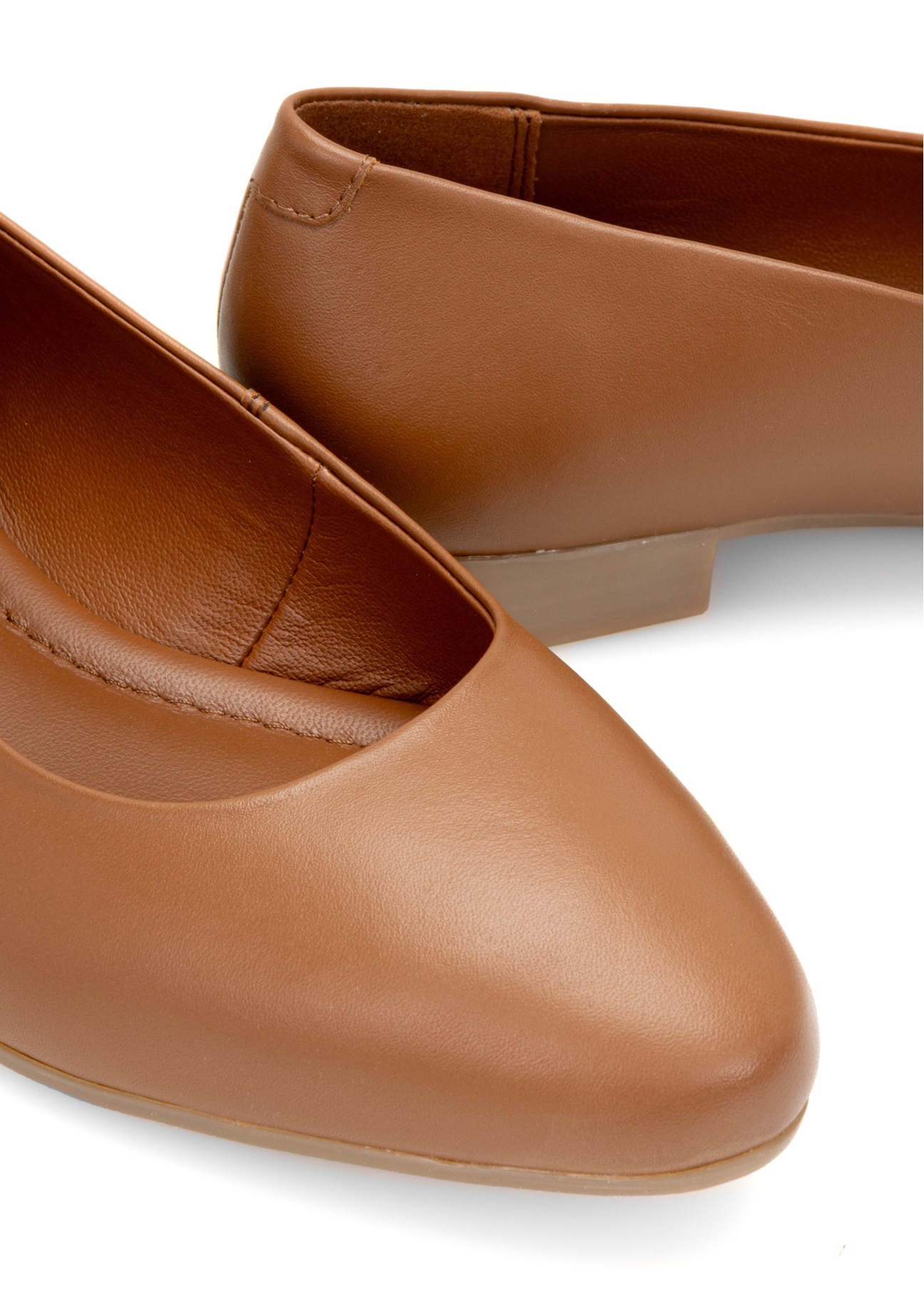 Women's leather ballet flats in cognac color BUTYD-1049B-1F(W26), close-up of the product detail on a white background.