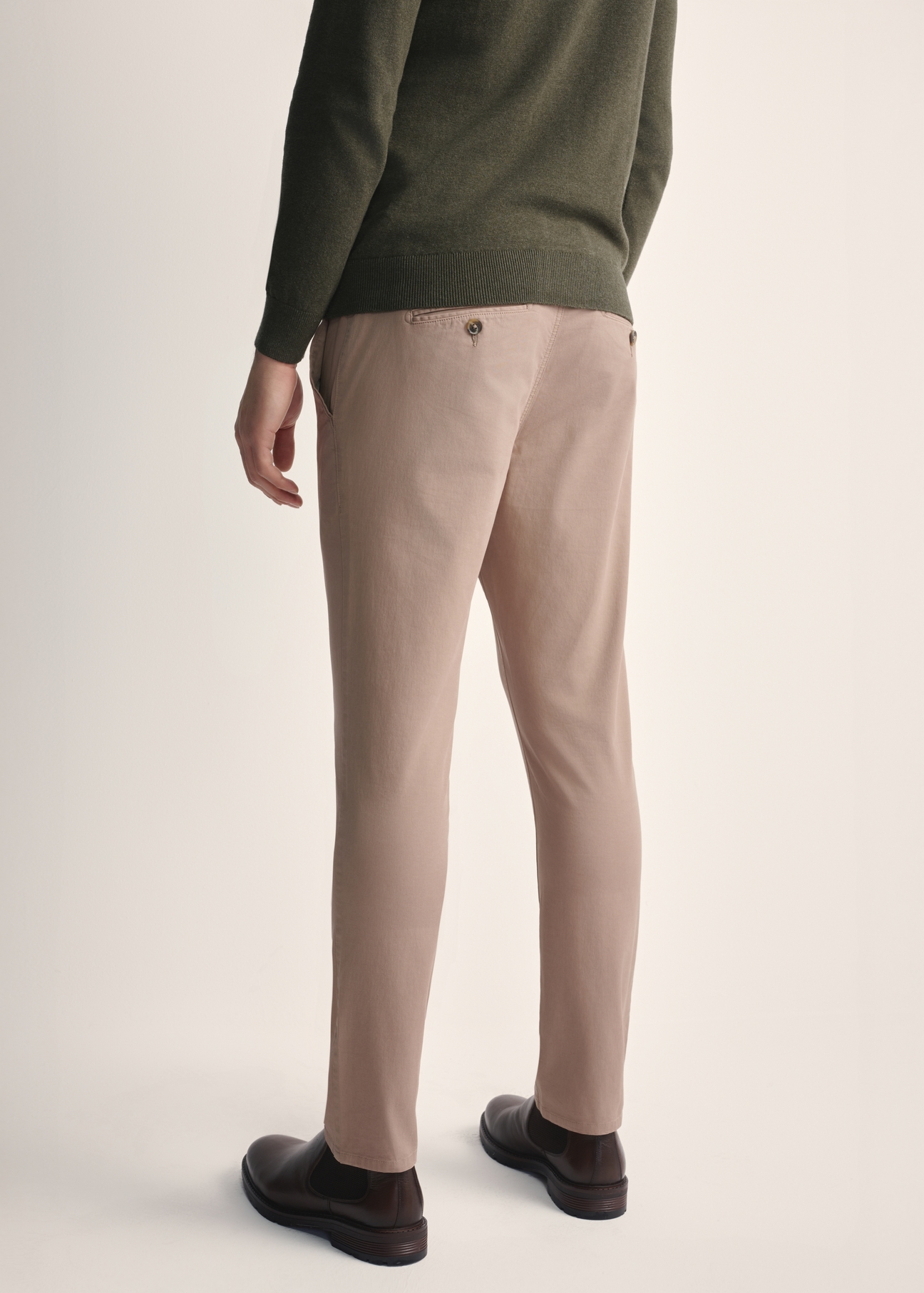 Beige men's trousers SPOMT-0103A-24(Z25), product view from the back on the model. Half of the silhouette visible.
