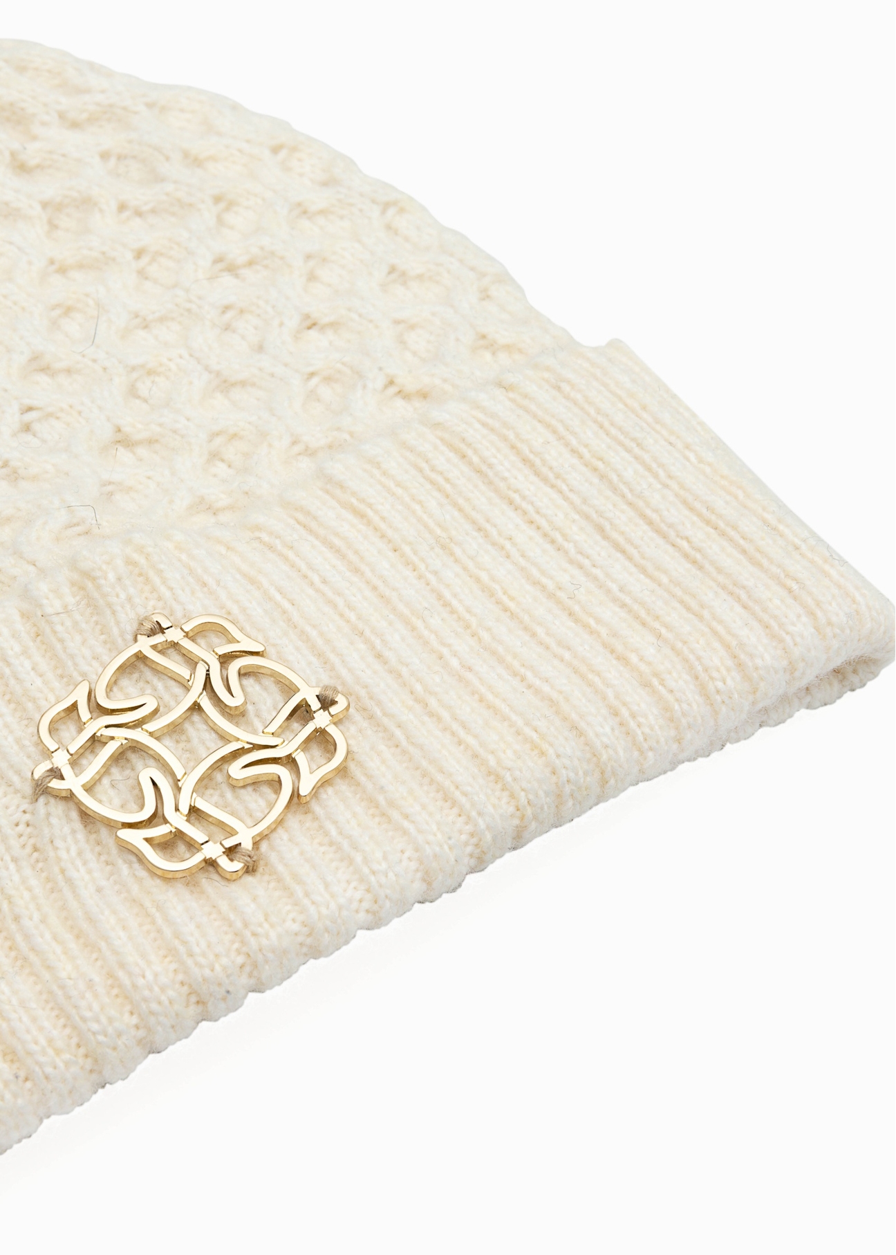 Cream women's hat CZADT-0195A-16(Z25) - close-up of the detail on a white background.