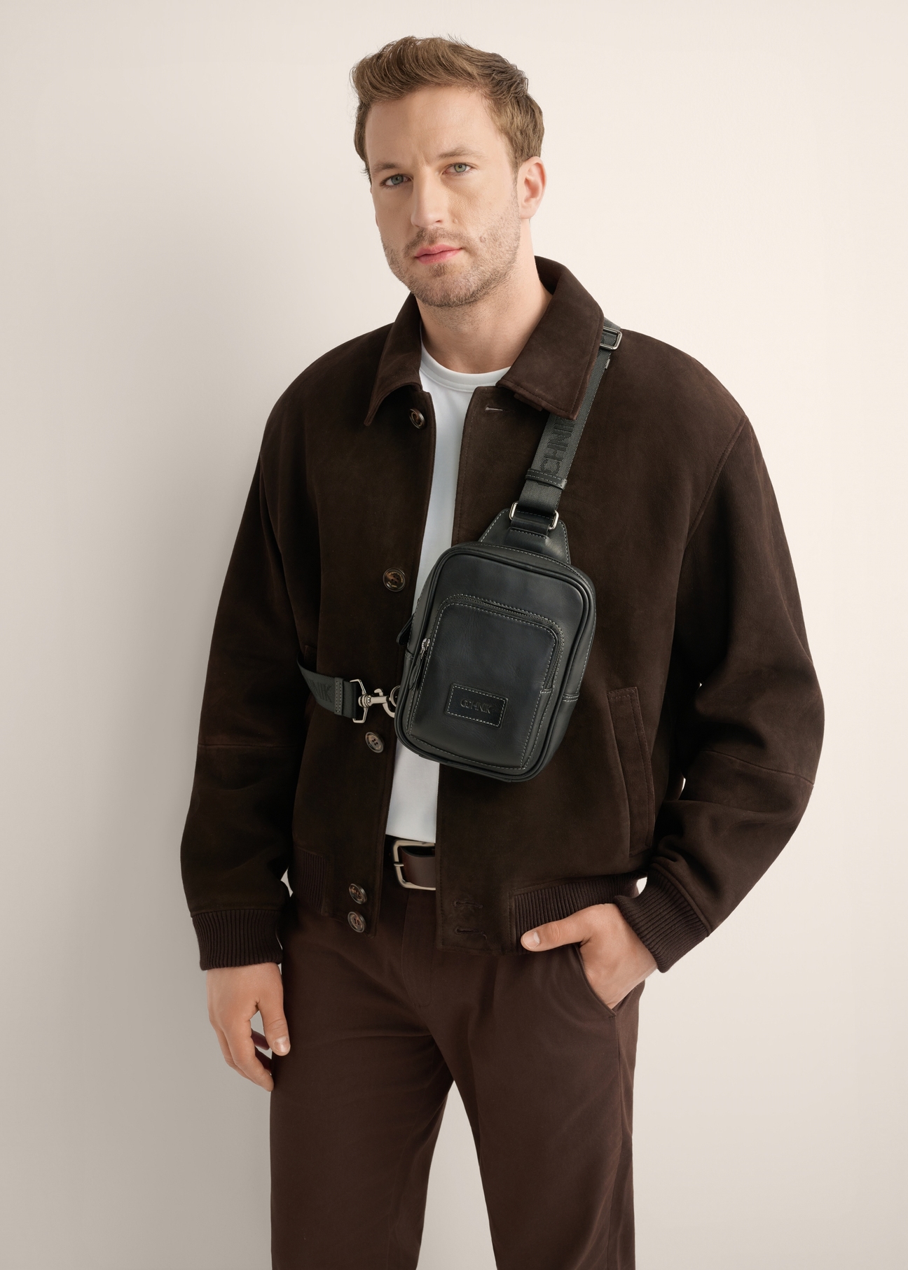 Black leather men's shoulder bag TORMS-0527-99(Z26), front product view on the model's silhouette.