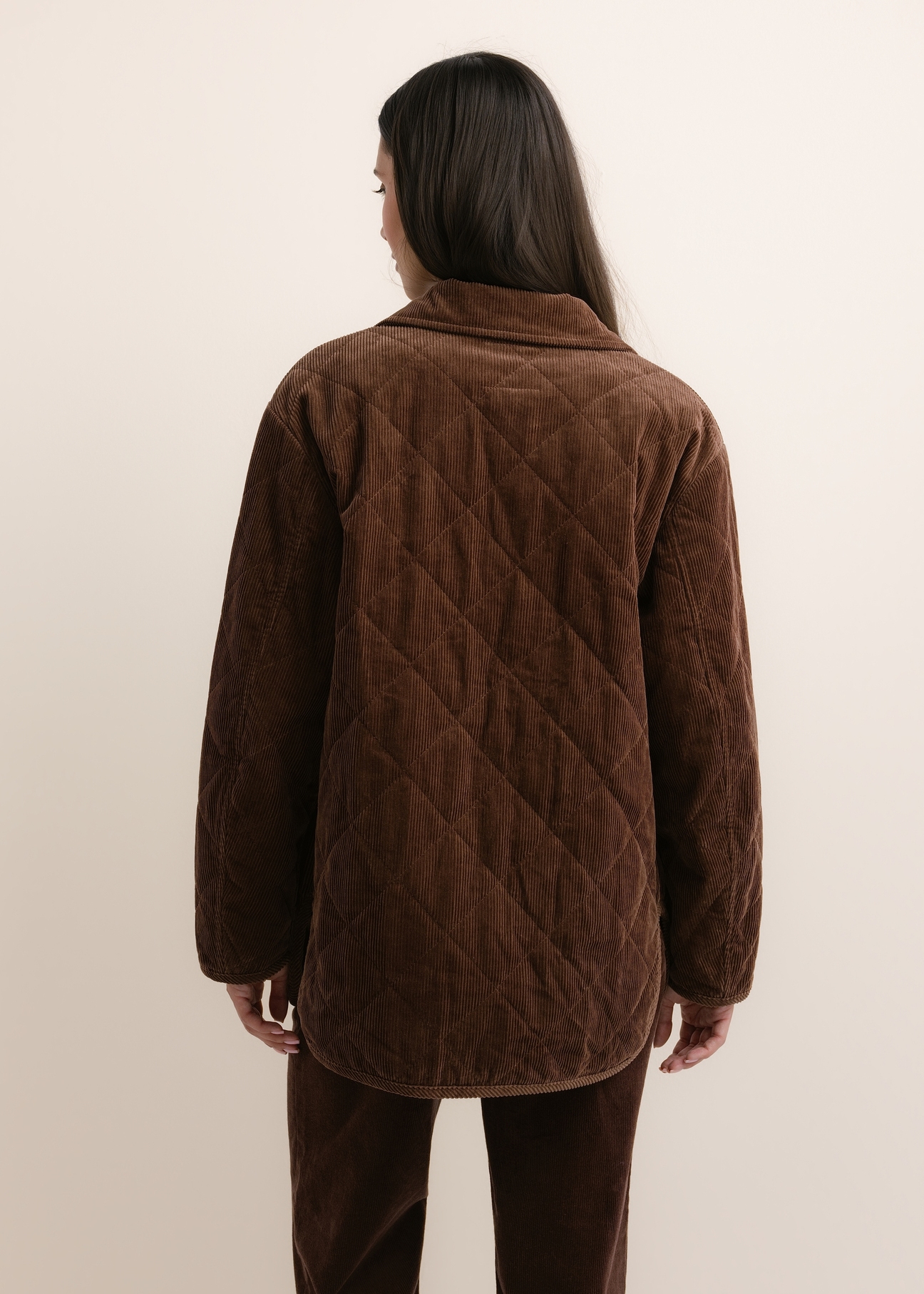 Brown women's jacket with a collar (model KURDT-0696-1H(Z26)), shown from the back on a model. Half-body view.