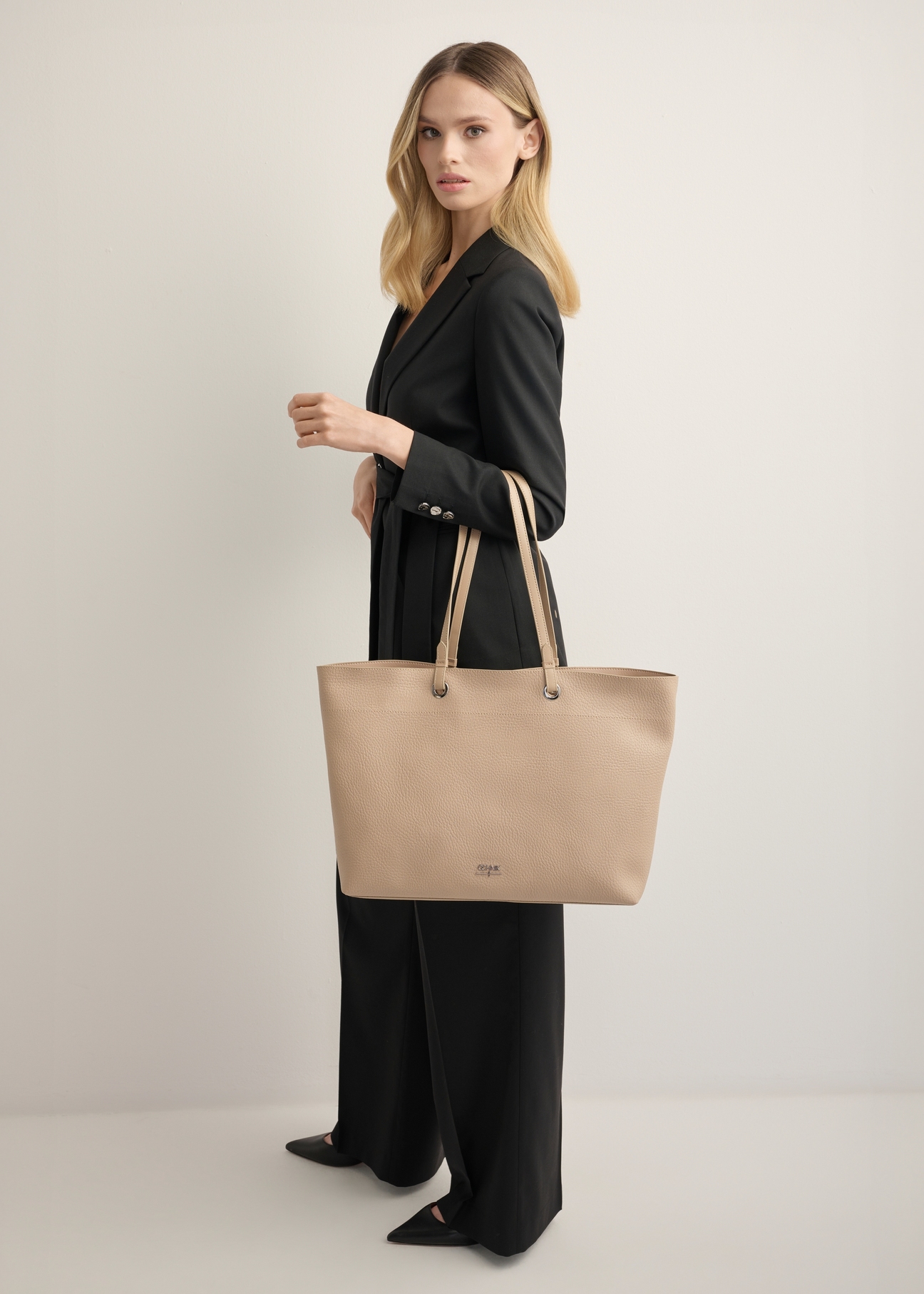 Beige pebbled shopper bag TOREC-1252-1B(Z26), front view of the product on a model. Full body visible.