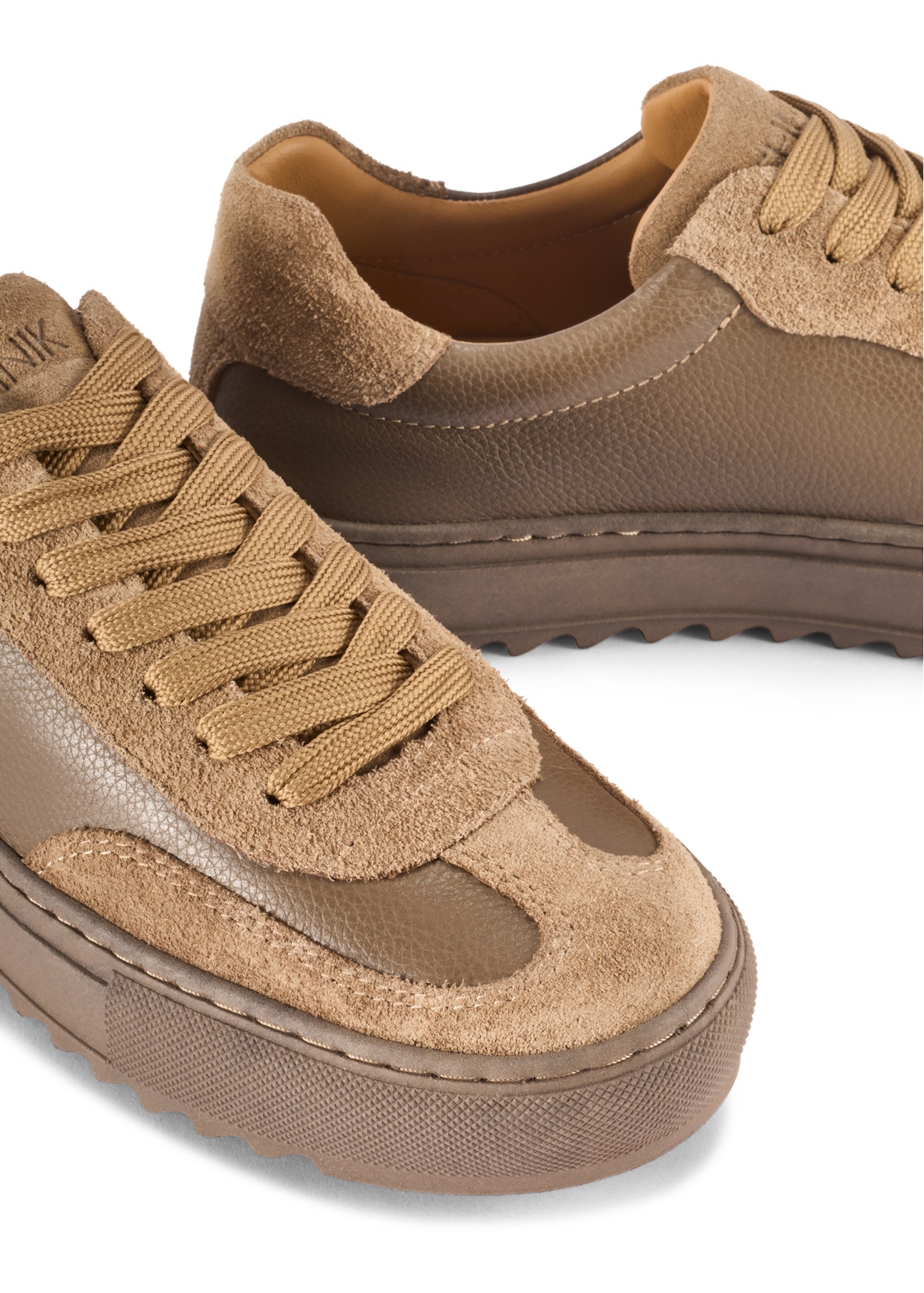 Women's leather sneakers in cool beige color BUTYD-1260-1K(W26), close-up of the product detail on a white background.