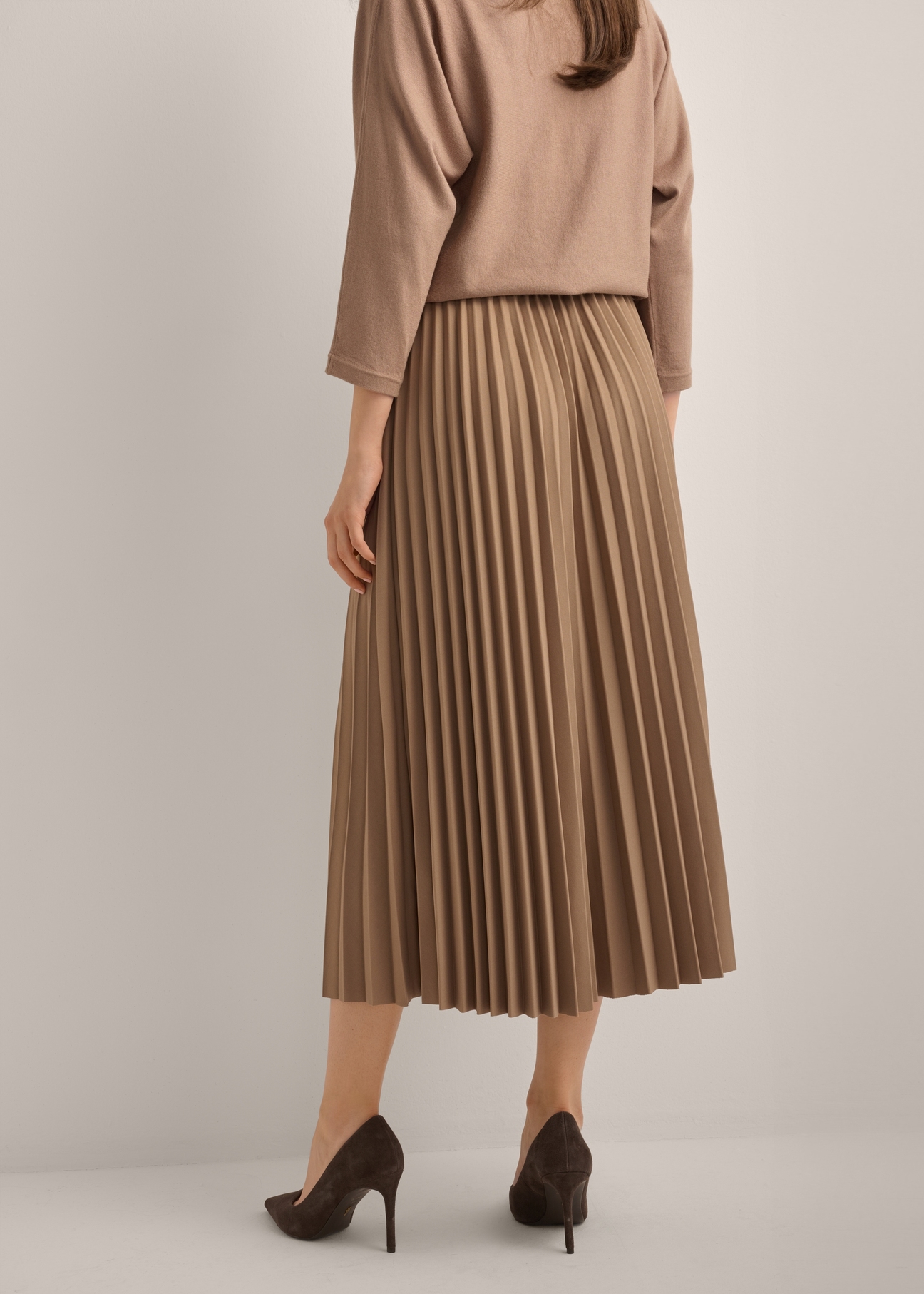 Camel pleated midi skirt SPCDT-0096-1D(Z26), product view from the back on the model. Half of the silhouette visible.