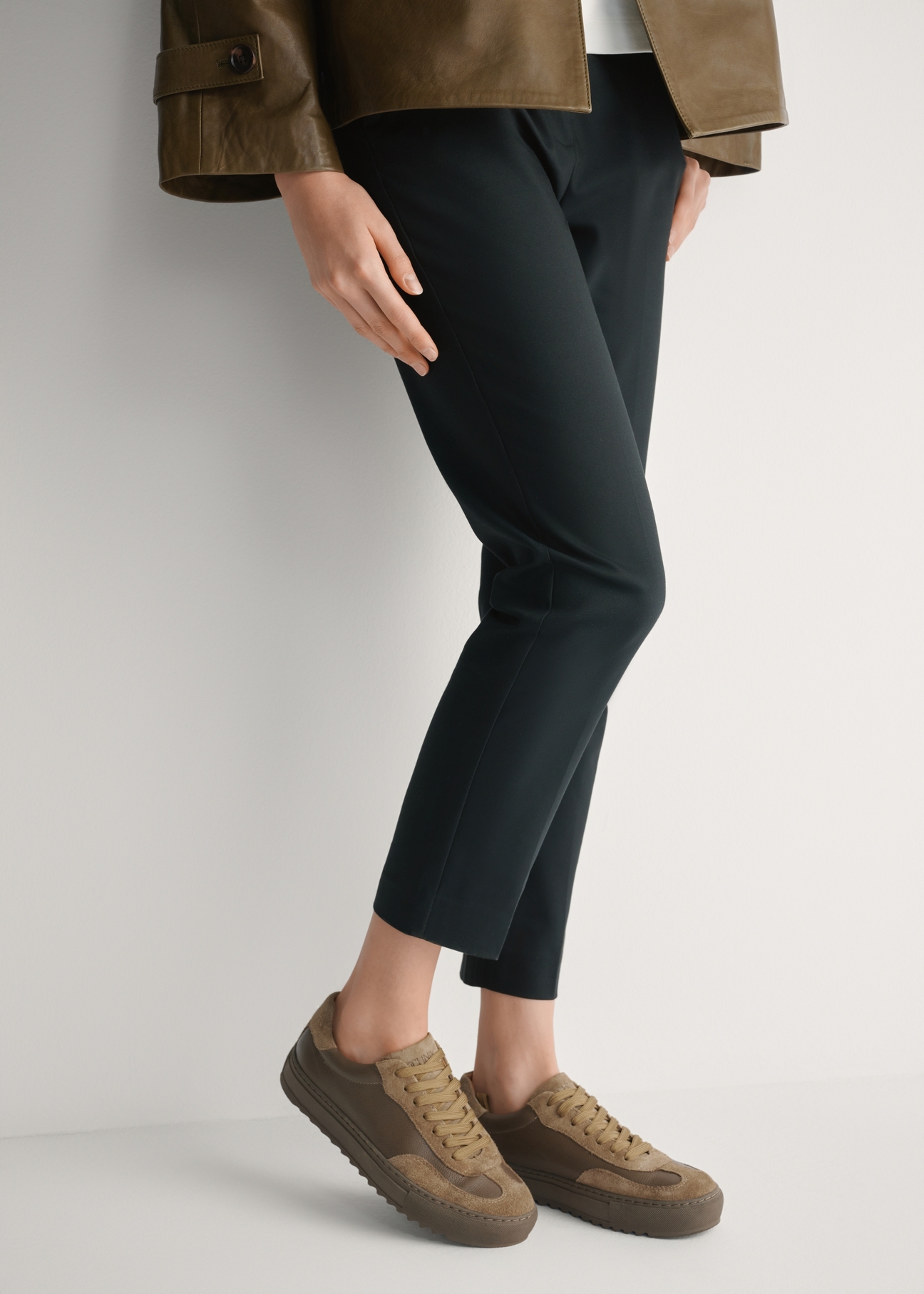 Women's leather sneakers in cool beige color BUTYD-1260-1K(W26), side view of the product on the model's feet.