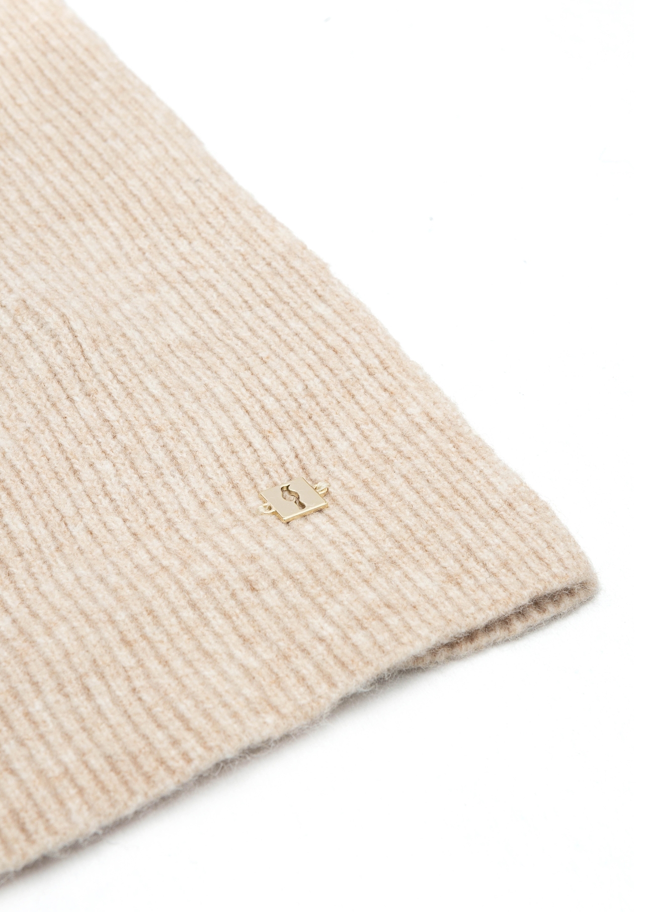 Light beige women's winter scarf SZADT-0202-80(Z25), close-up of the product structure.