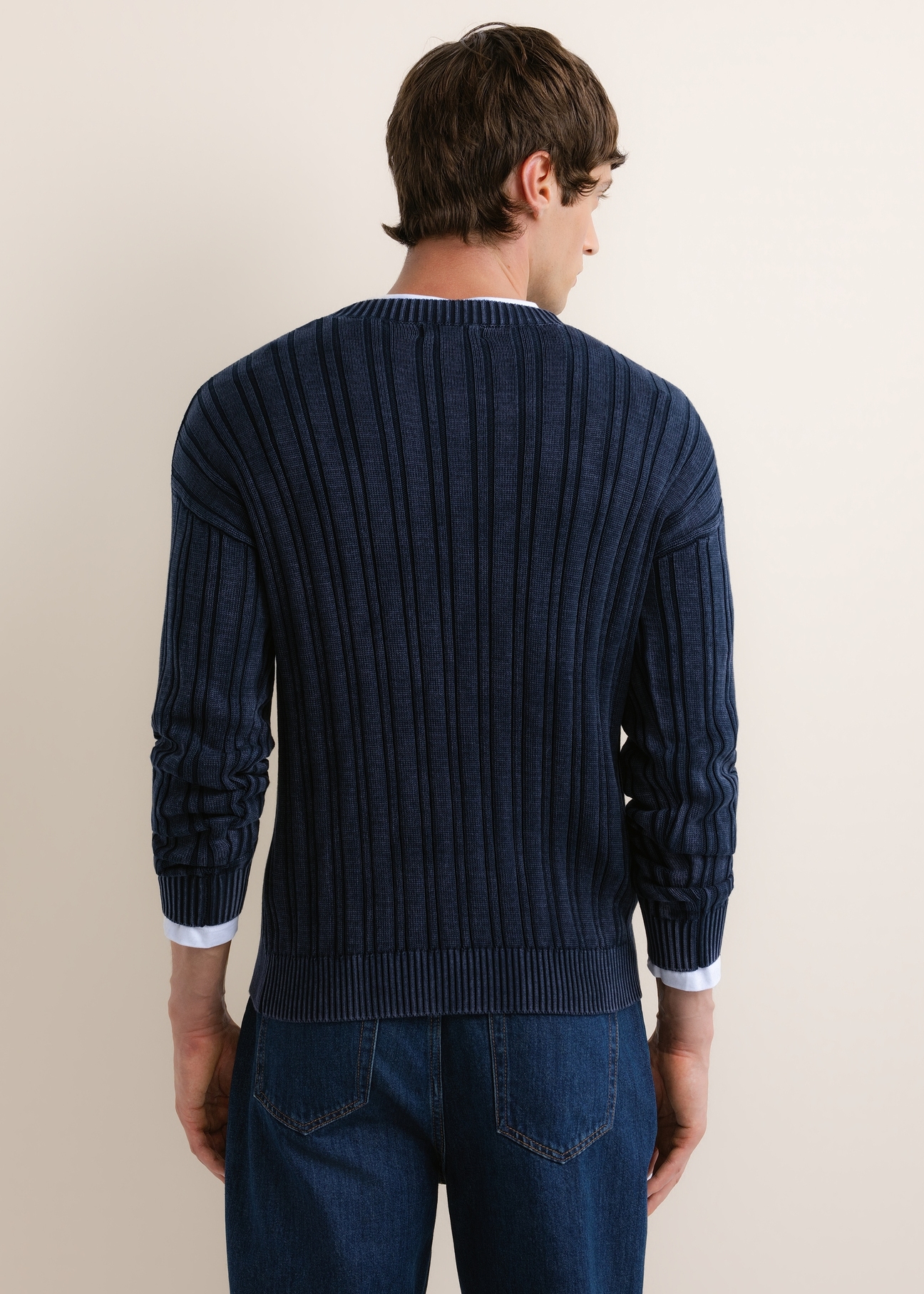 Navy blue cotton men's sweater SWEMT-0211-7E(Z26), back view of the product on the model. Half of the silhouette visible.