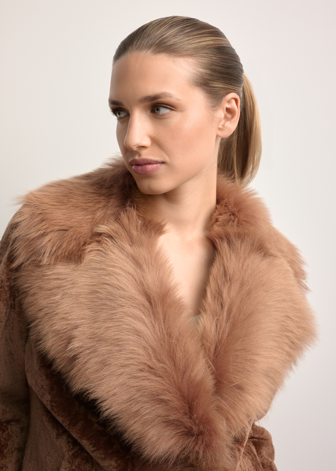 Women's leather sheepskin coat in camel color KOZDS-0095-3099(Z25), close-up of the product detail on the model.