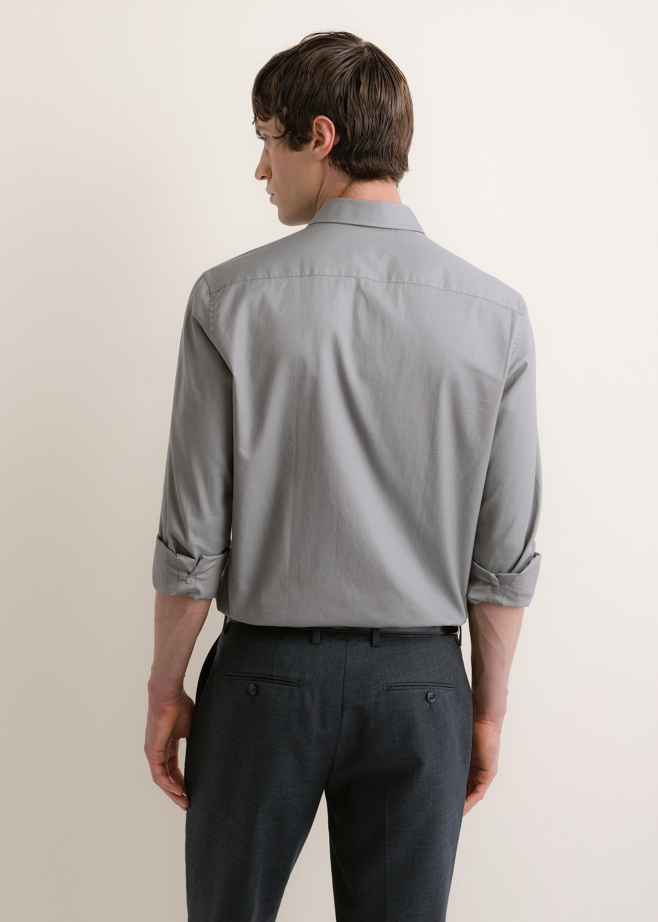 Light gray men's slim shirt KOSMT-0351A-9B(Z26), product view from the back on the model. Half of the silhouette visible.