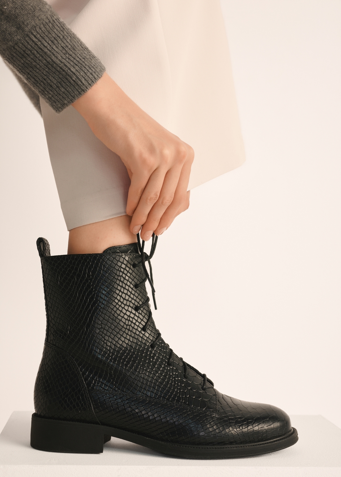 Women's leather ankle boots BUTYD-1200-99(Z25)