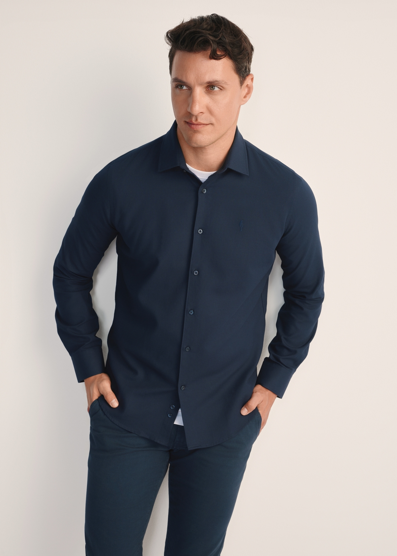 Navy blue men's shirt KOSMT-0334-68(Z25), front view of the product on the model. Half of the silhouette visible.