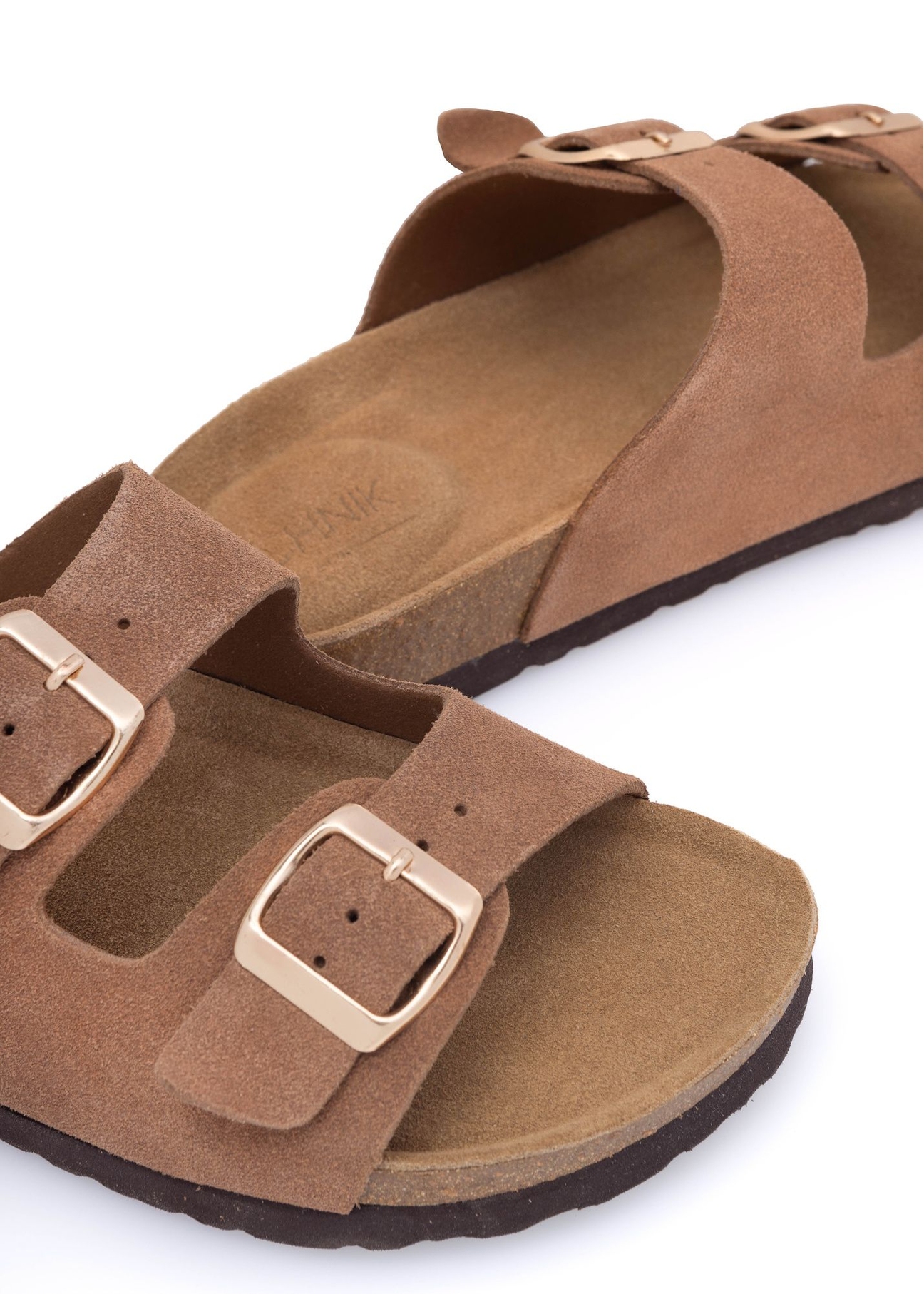 Women's leather flip-flops in camel color BUTYD-1158-1D(W26), close-up of the product on a white background.