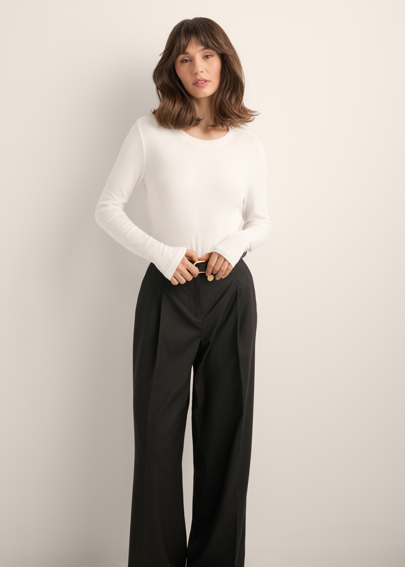 Women's cream ribbed longsleeve LSLDT-0058-0B(Z26), front view of the product on the model. Half of the silhouette visible.