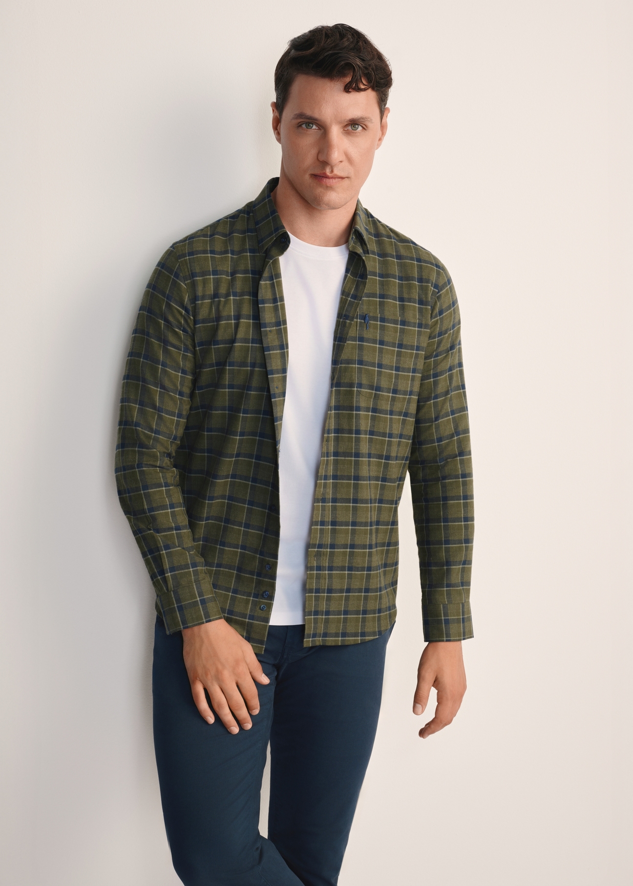 Men's khaki checkered shirt KOSMT-0333-55(Z25), front view of the product on the model. Half of the silhouette visible.