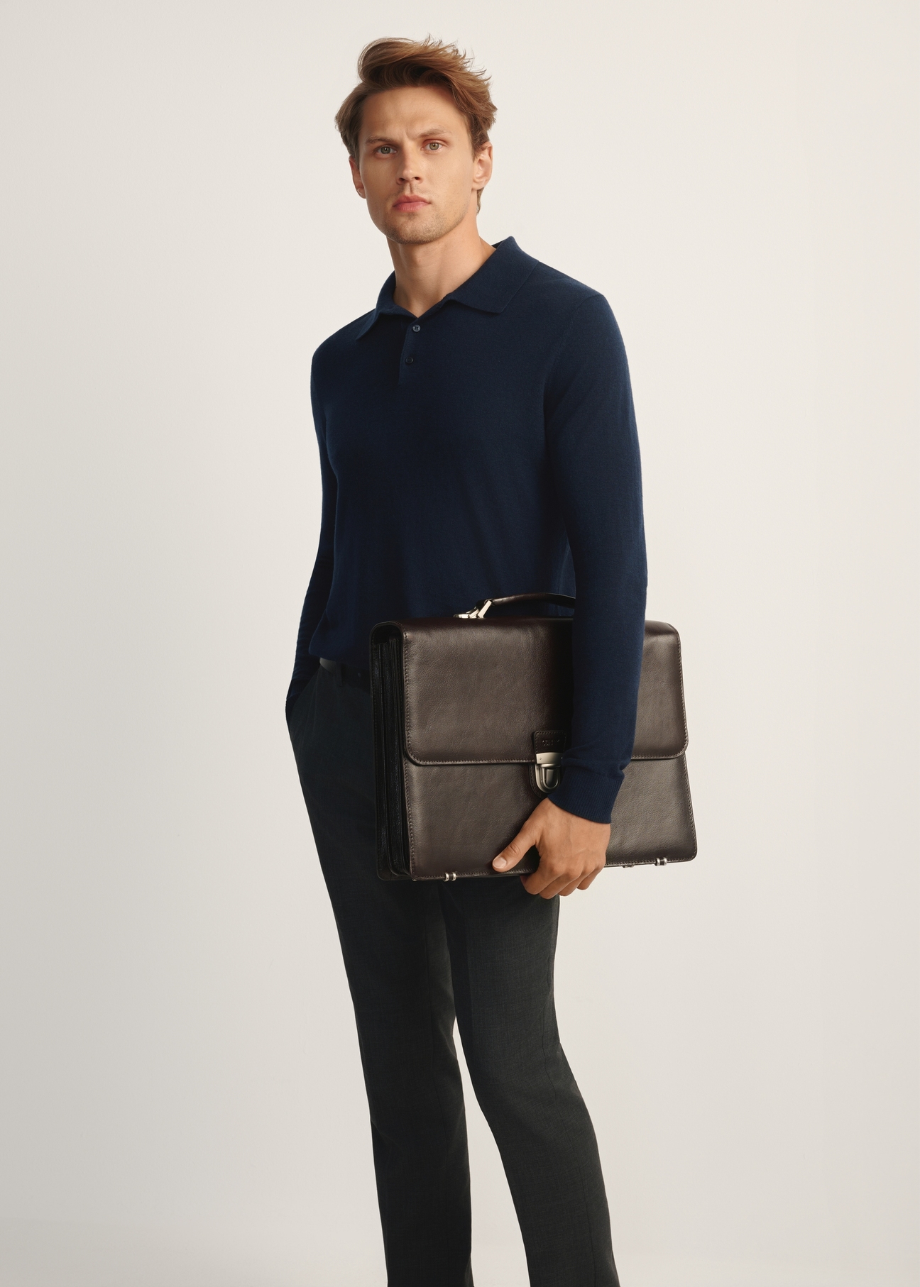Men's leather briefcase TORMS-0478-89(Z25), front view of the product on the model, half of the silhouette visible.