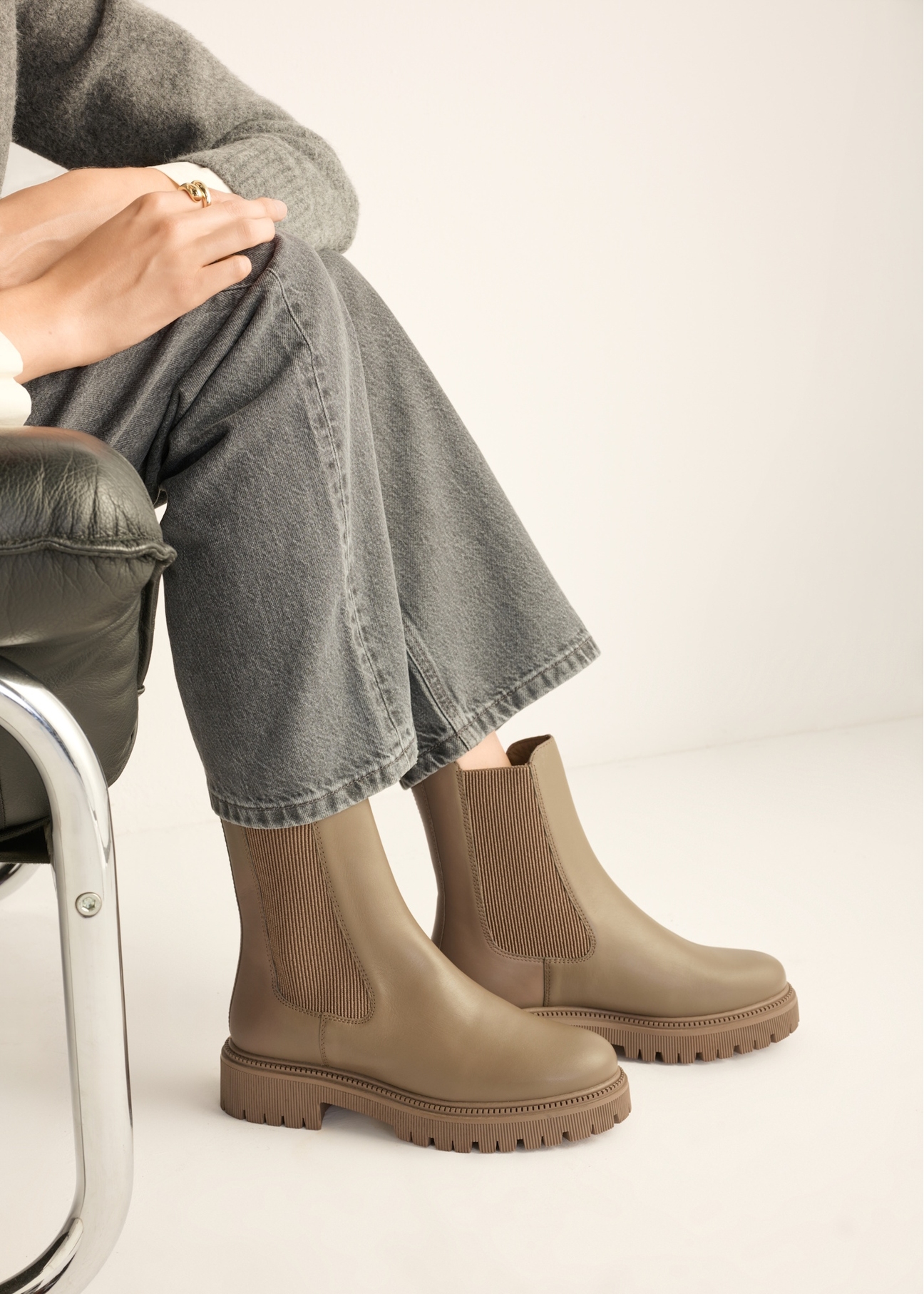 Women's leather Chelsea boots in cool beige color BUTYD-1120-1K(Z26), side view of the product on the model's feet.