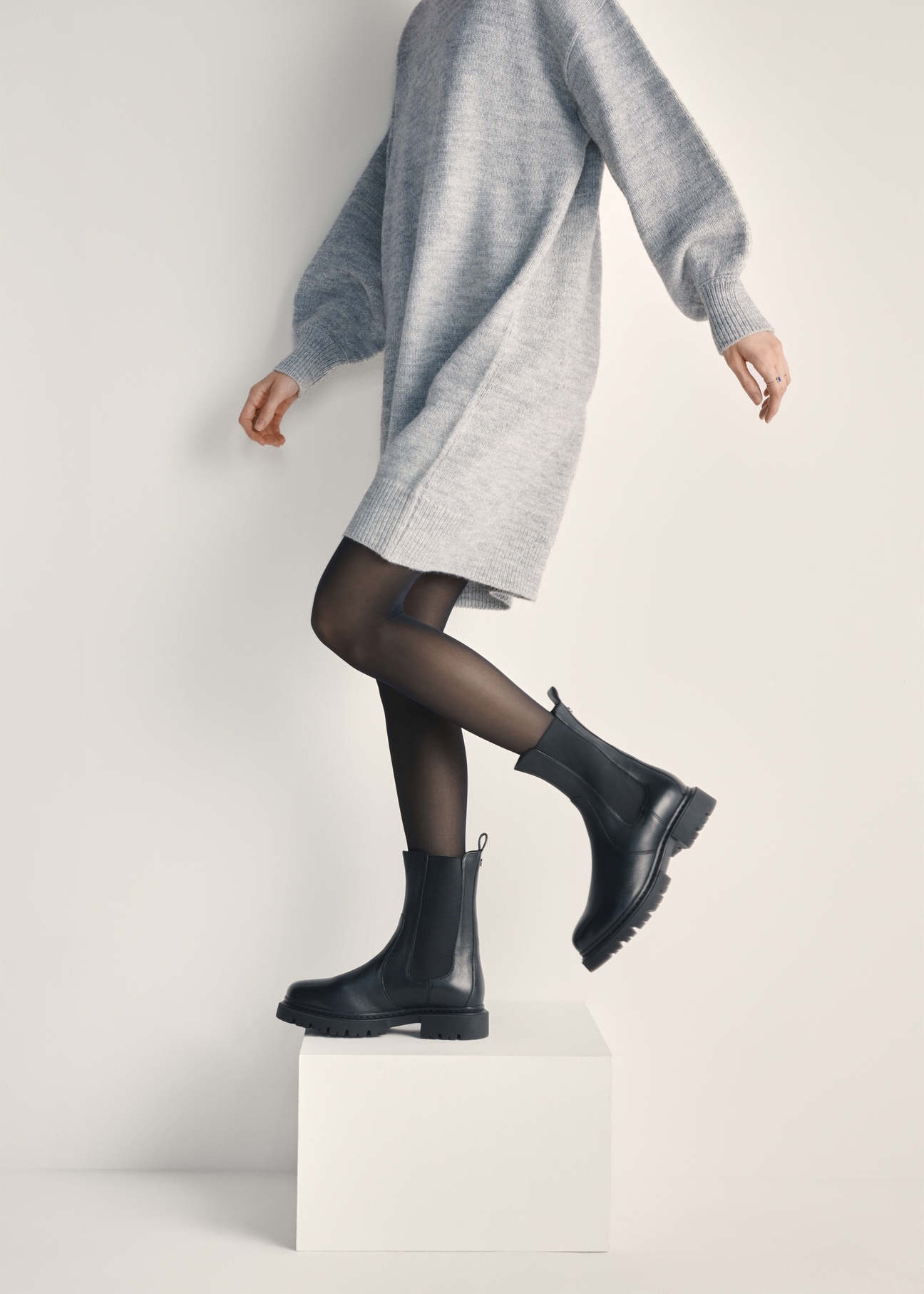 Women's black leather Chelsea boots BUTYD-1092-99(Z25), product view on the model's feet against a light background.