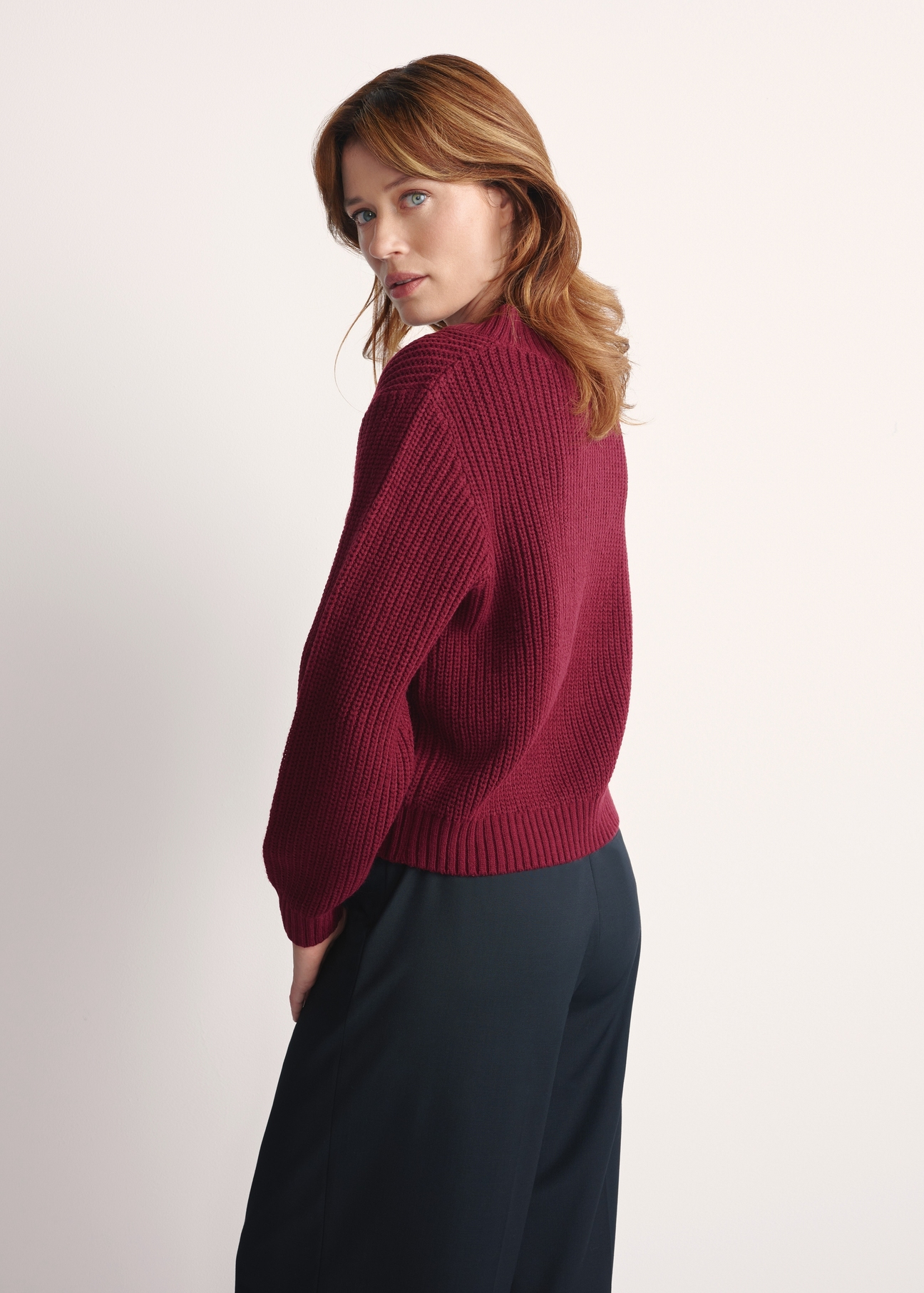 Burgundy women's V-neck sweater SWEDT-0162-49(Z25), product view from the back on the model, half of the silhouette visible.-02