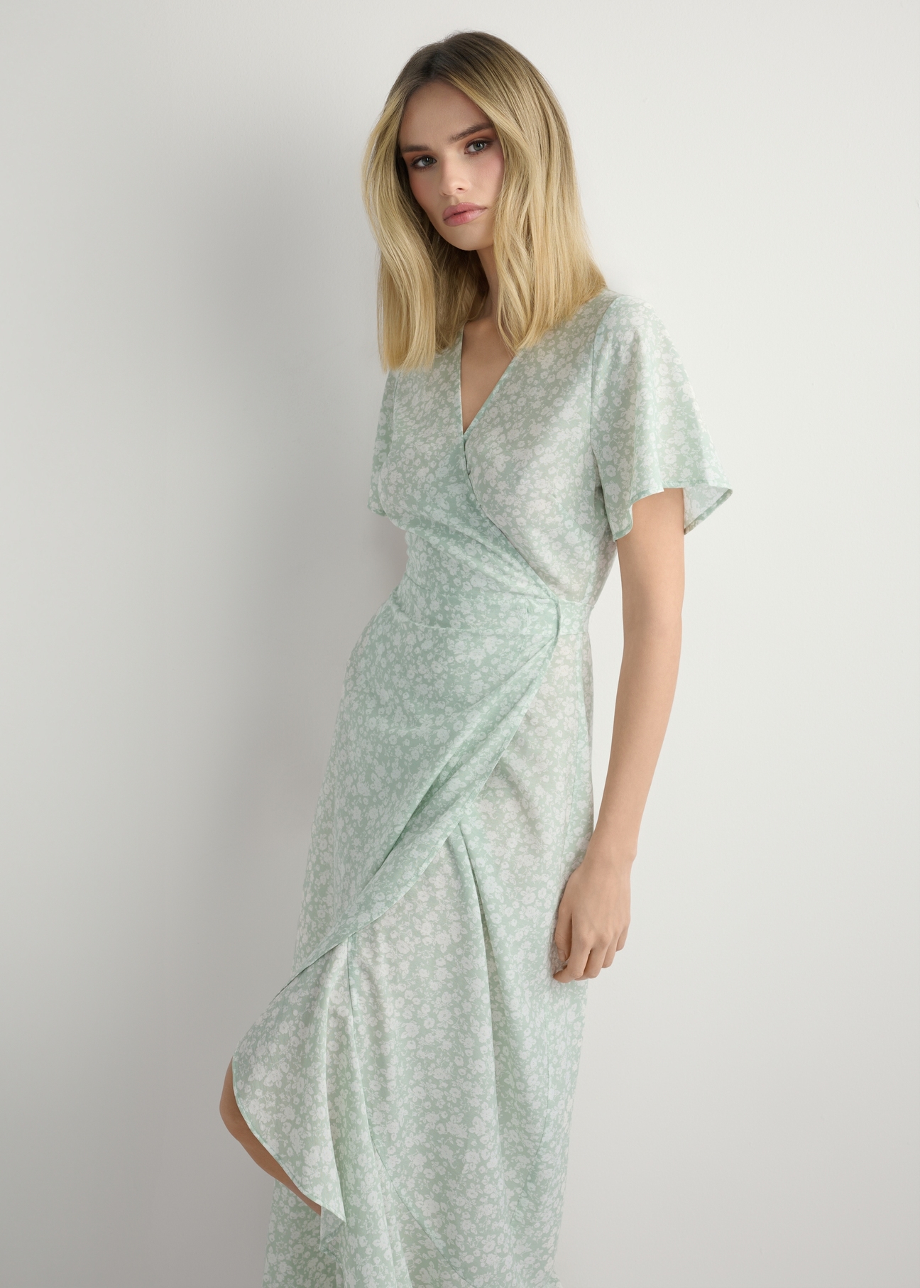 Long floral dress SUKDT-0233-8P(W26), front view of the product on the model. Half of the silhouette visible.