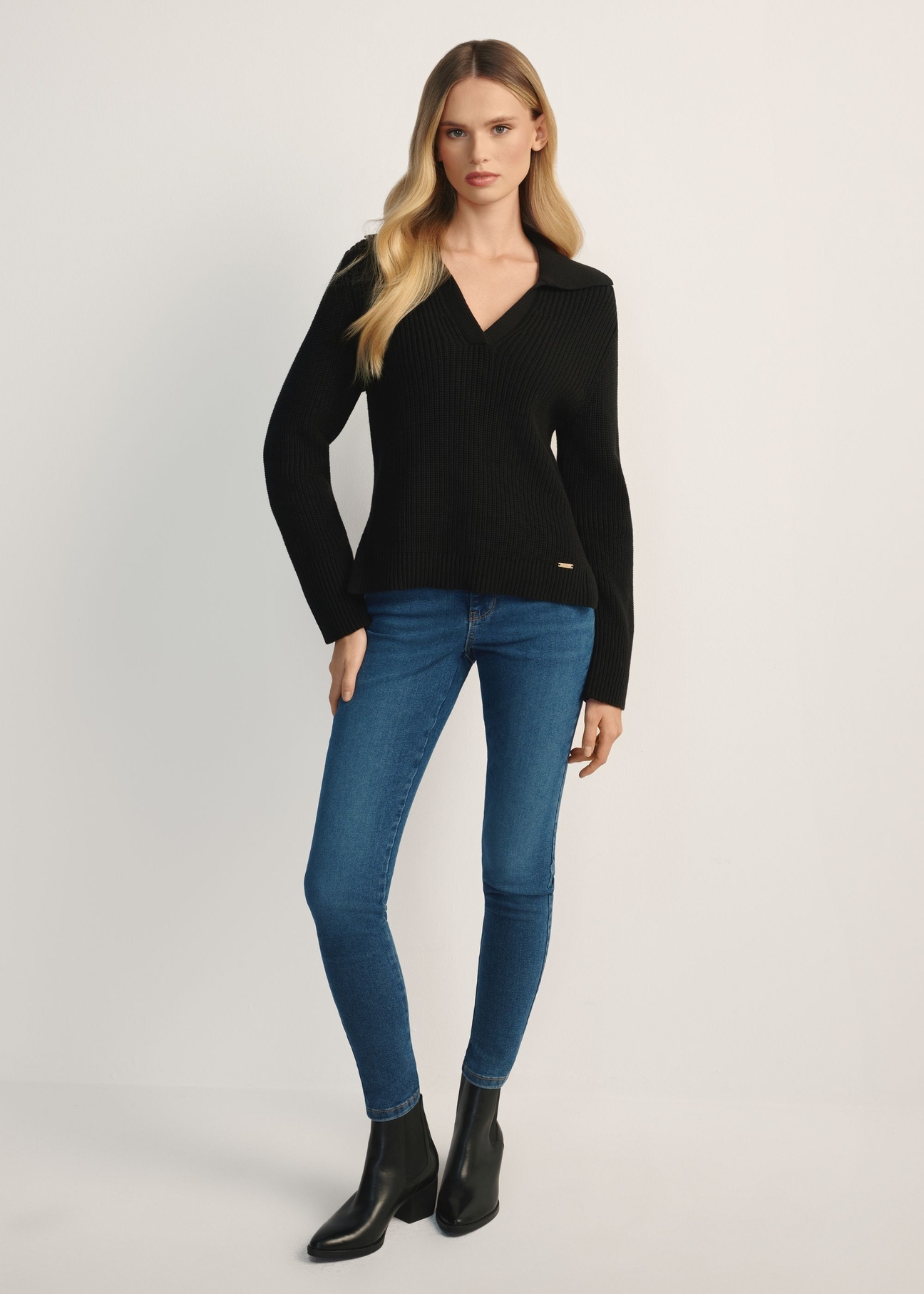 Blue women's denim pants JEADT-0010A-7B(Z26) product view from the front on the model, the entire silhouette is visible.