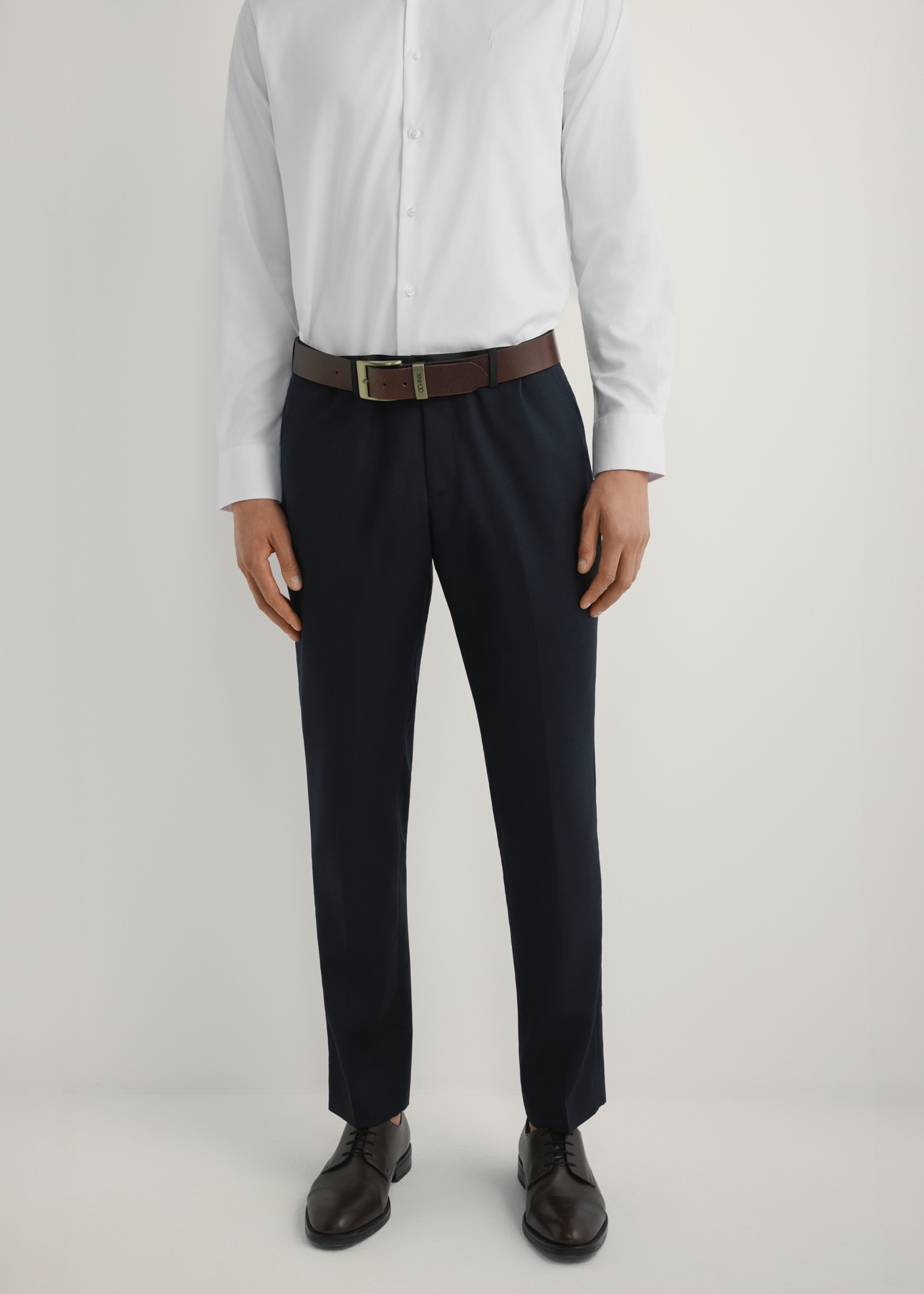 Men's navy blue trousers SPOMT-0118-7E(W26), front view of the product on the model. Half of the silhouette visible.