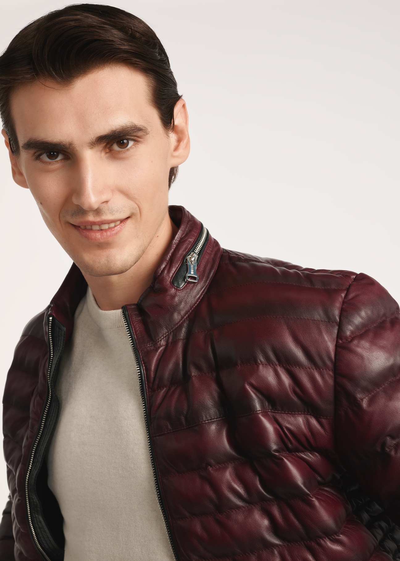 Bordová pánska kožená bunda with zateplením KURMS-0379-3359(Z25), product visible from the front on the model, close-up of the jacket's stand-up collar.