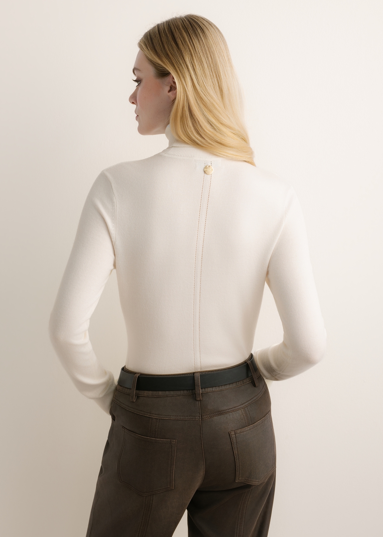 Cream women's turtleneck sweater SWEDT-0272-0B(Z26), back view of the product on the model. Half of the silhouette visible.