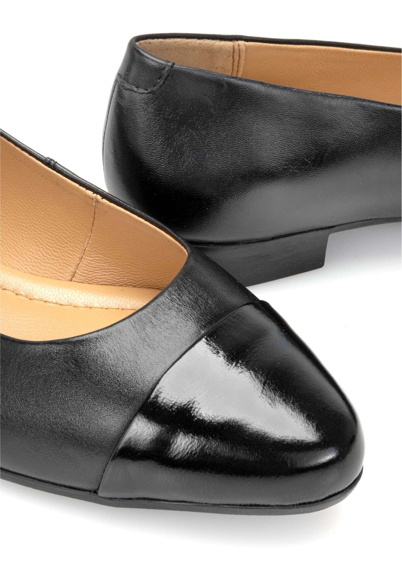 Women's leather ballet flats in black BUTYD-1245-99(W26), close-up of the product detail on a white background.