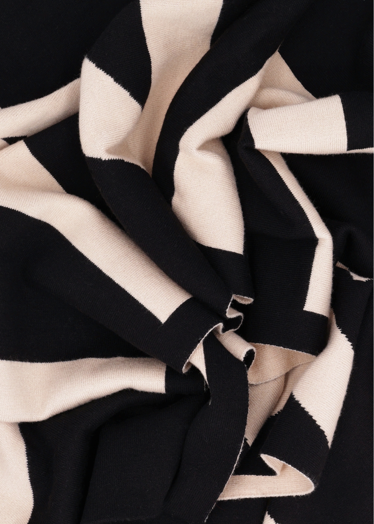 Black women's winter scarf SZADT-0151A-9J(Z26), close-up of the product material on a white background.
