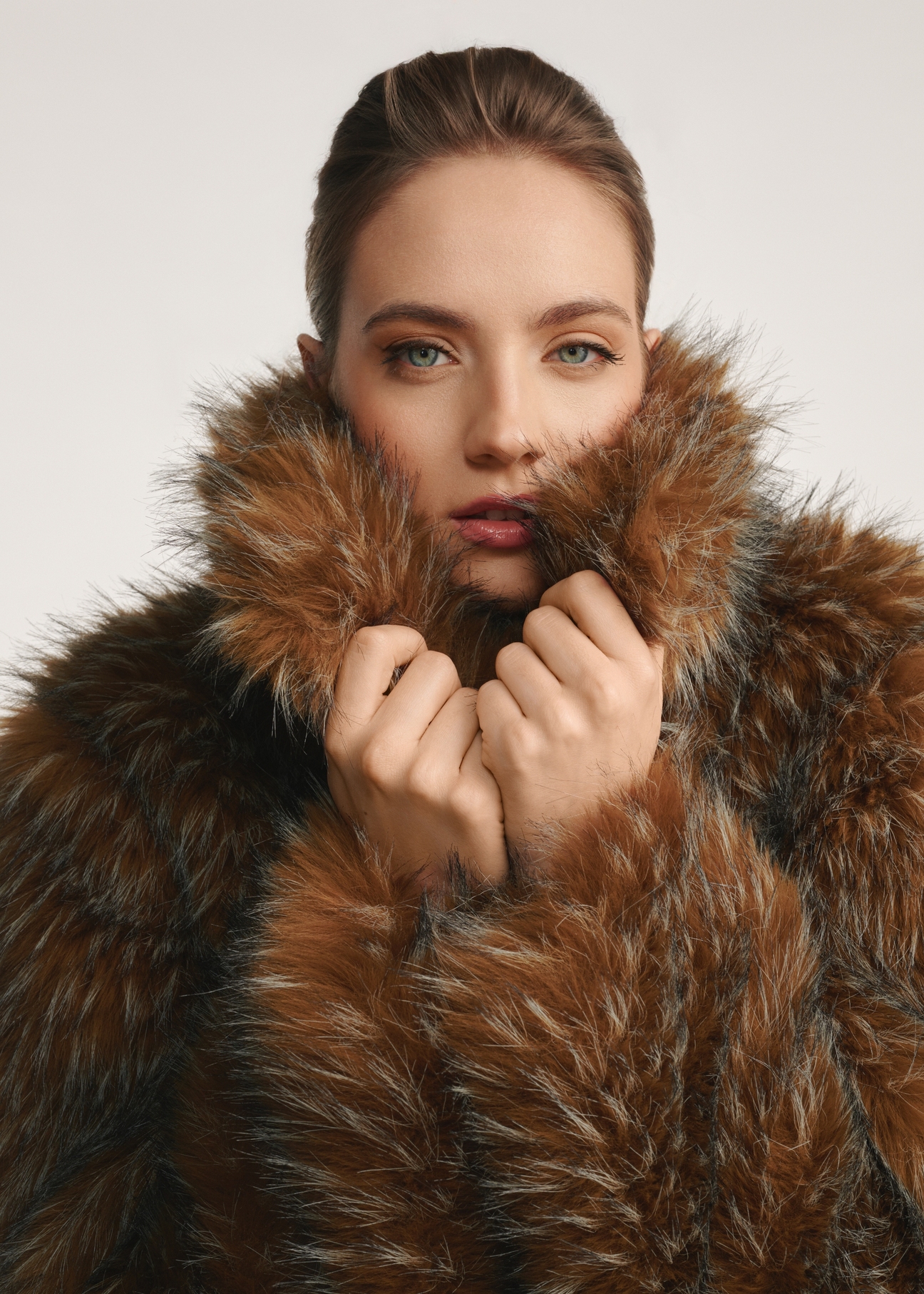 Brown women's fur coat FUTDP-0059-15(Z25), close-up of the product detail on the model.
