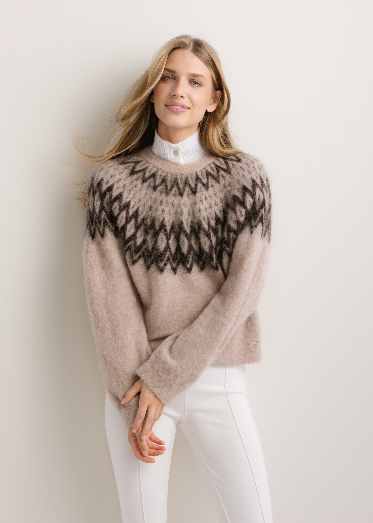 Women's sweater in cool beige with wool SWEDT-0284-1J(Z26), product view from the front on the model. Half of the silhouette visible.
