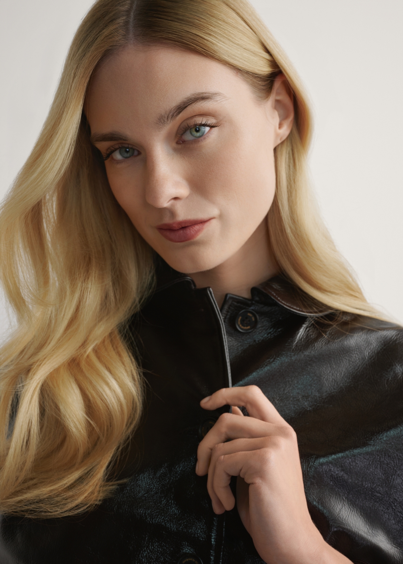 Brown women's leather short jacket KURDS-0593-1I(W26) - close-up of detail, on a light background.