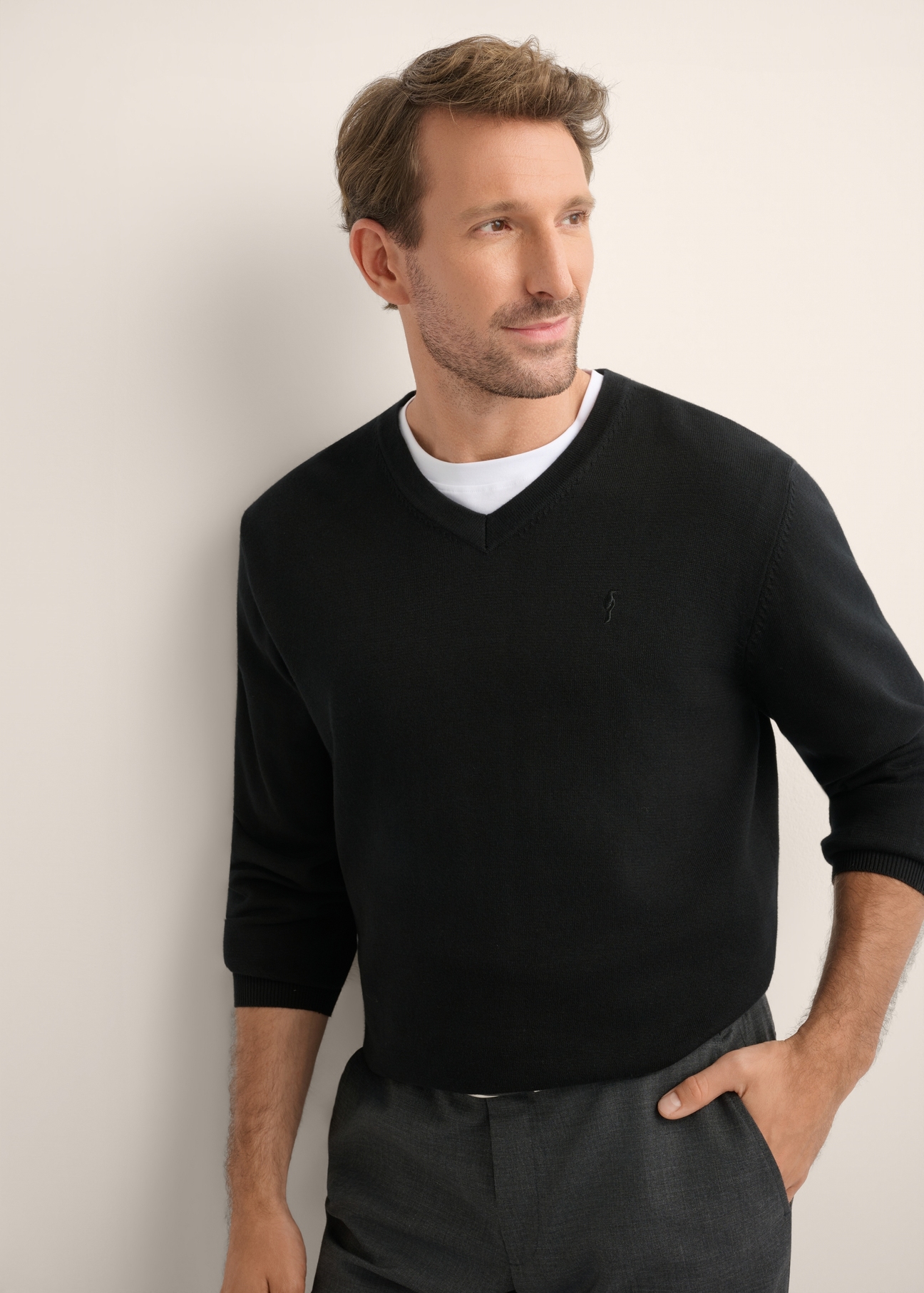 Black men's sweater with logo SWEMT-0159A-99(Z26), front view of the product on the model. Half of the silhouette visible.