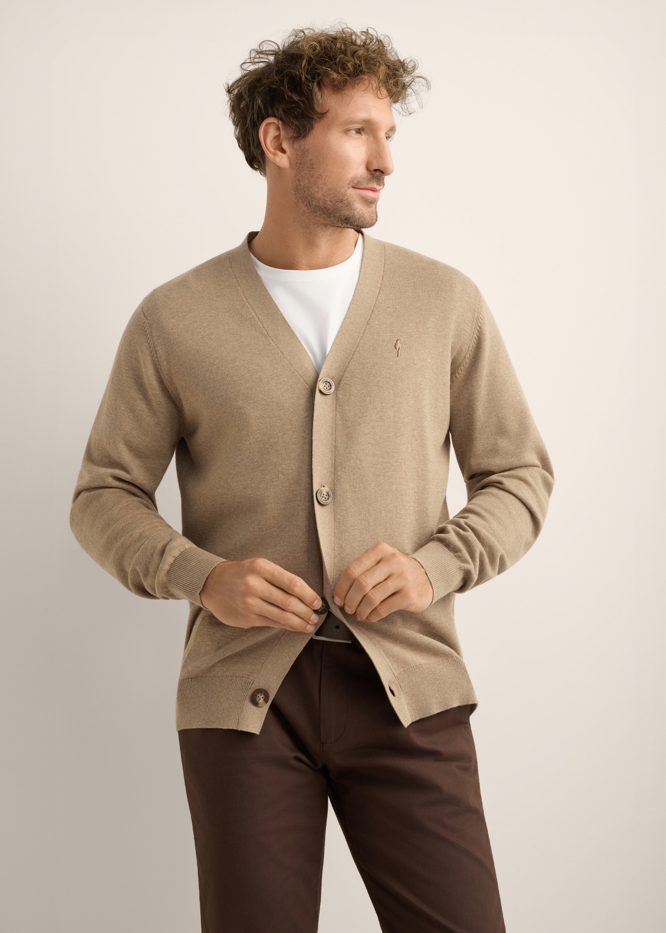Men's camel-colored cotton cardigan KARMT-0003A-1D(Z26). Front view of the product on a model. Half of the silhouette is visible. (2)