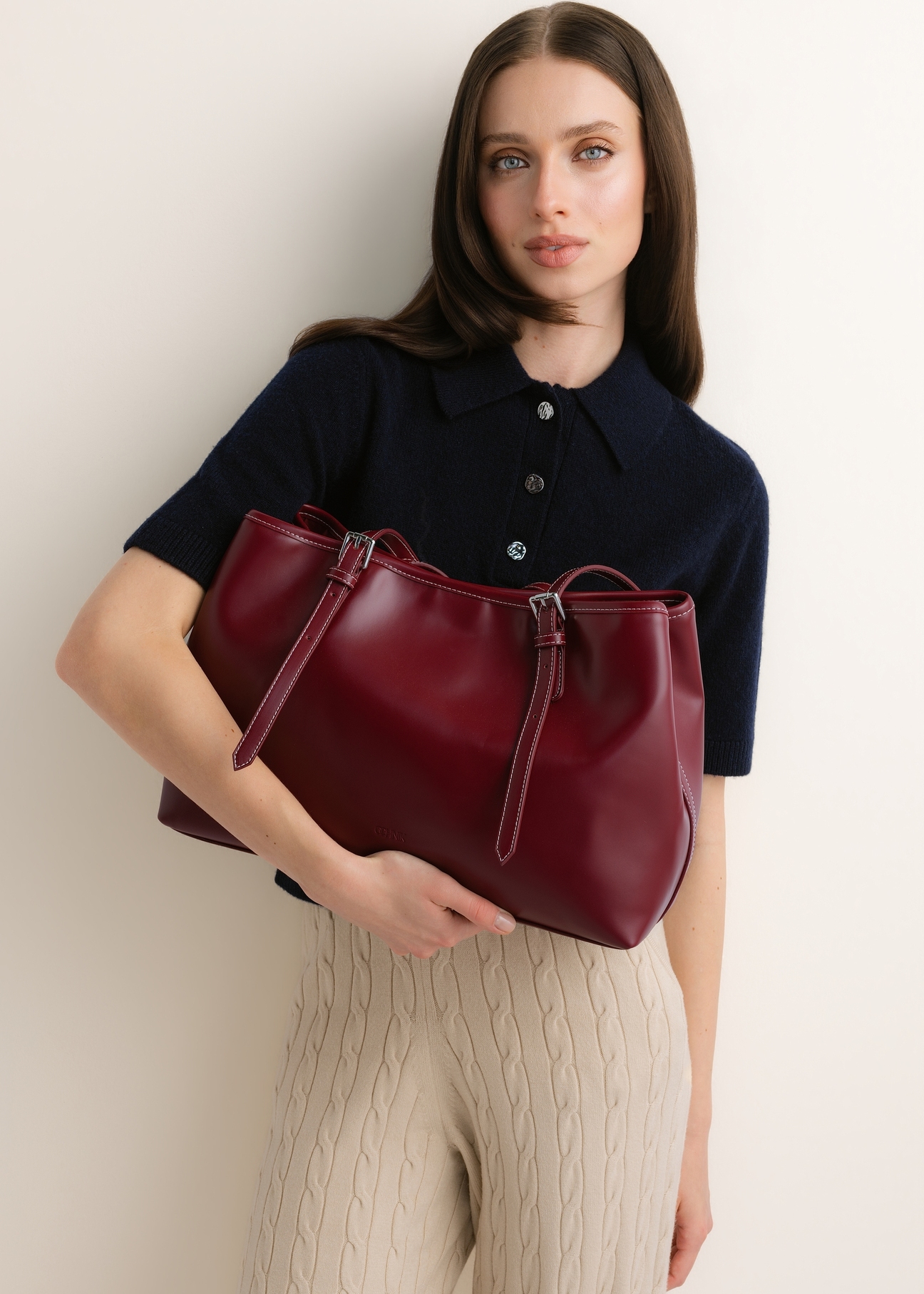 Large burgundy shopper bag TOREC-1381-4C(Z26); view of the product held in a model's hands against a light background.