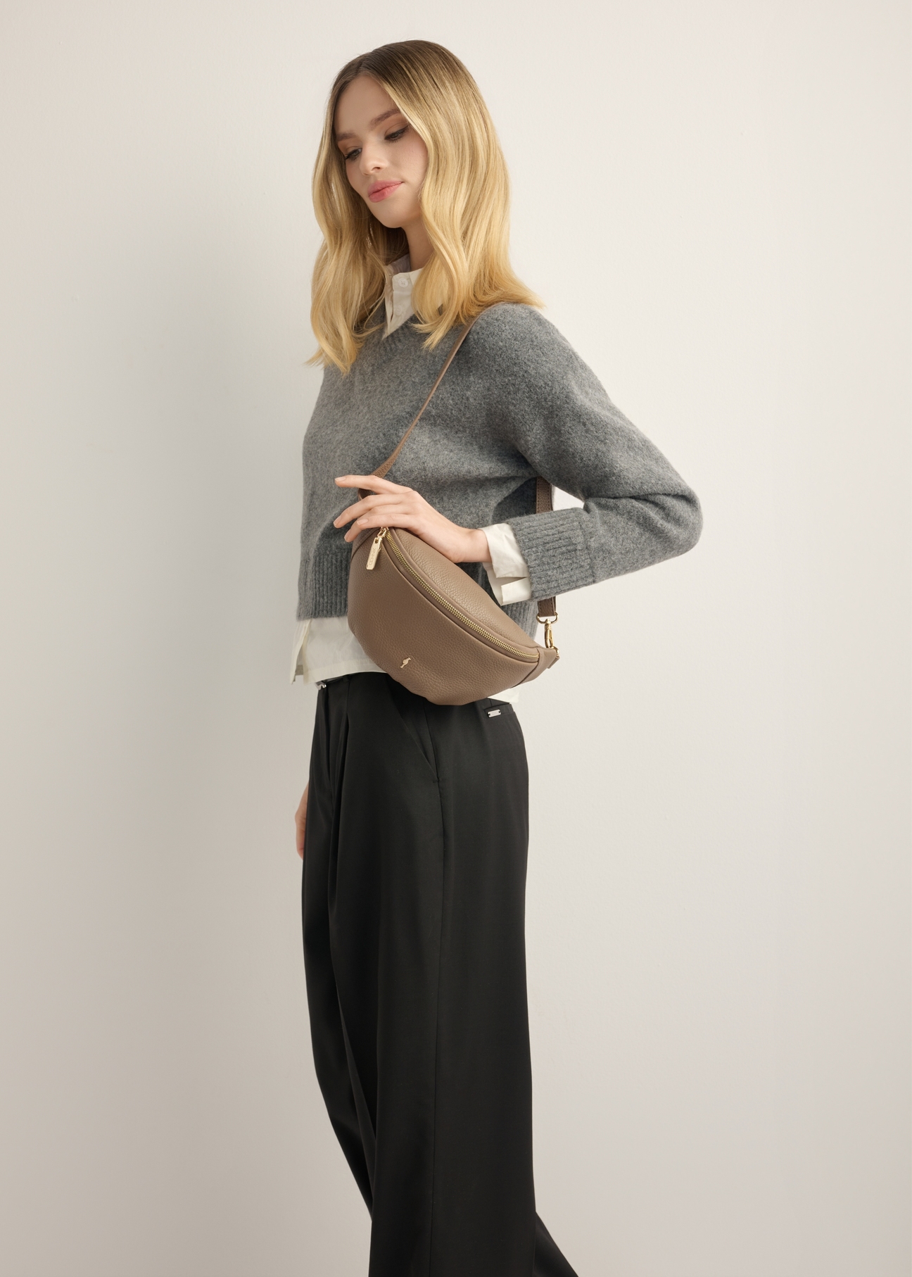 Cool brown leather fanny pack TORES-0894-1K(Z26), front view of the product on the model. Half of the silhouette visible.