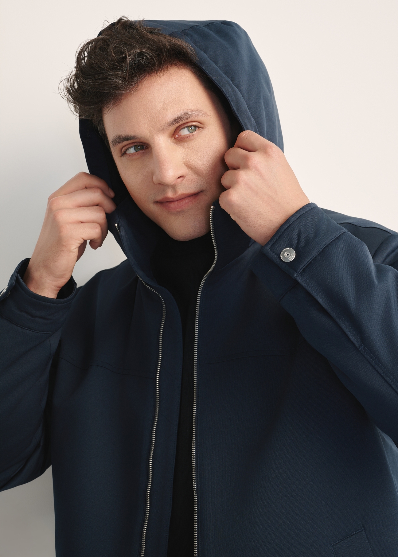 Men's navy blue hooded jacket KURMT-0386-69(Z25), product visible from the front on the model, close-up of the hood.