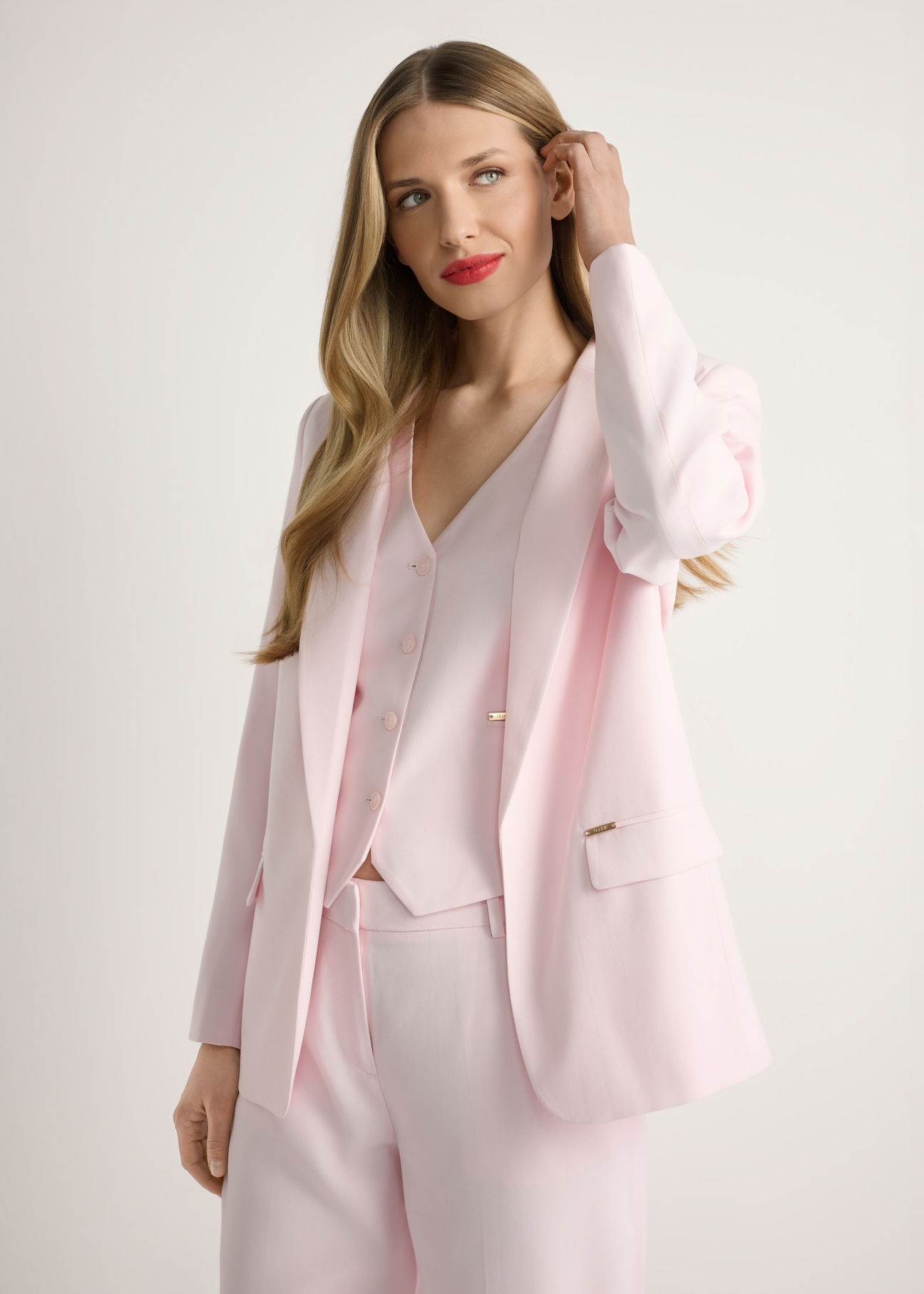 Women's pink blazer ZAKDT-0031A-5A(W26), front view of the product on the model. Half of the silhouette visible.