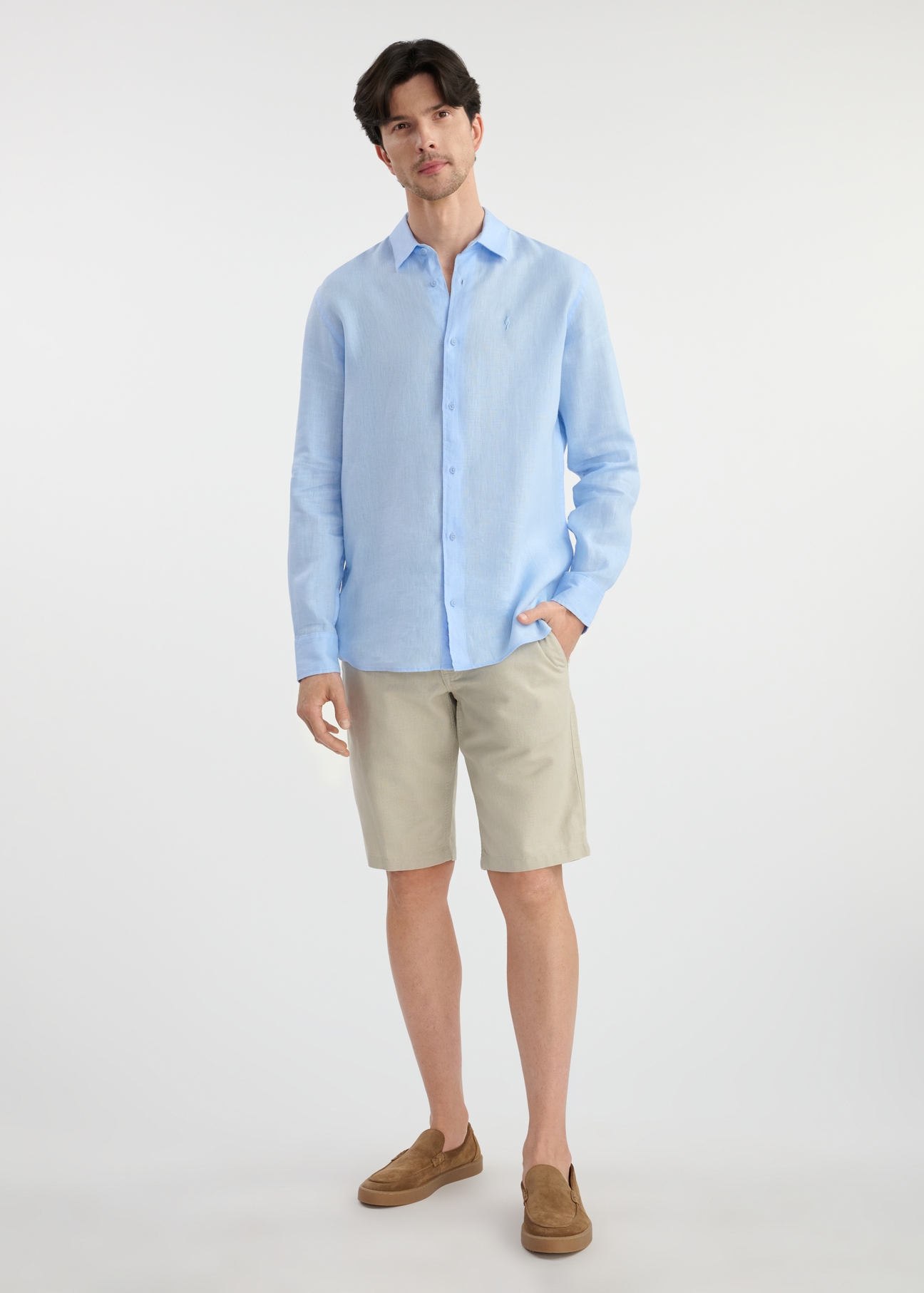 Light blue linen men's shirt KOSMT-0321-60(W25) - front view on a model on a white background. Full silhouette visible.
