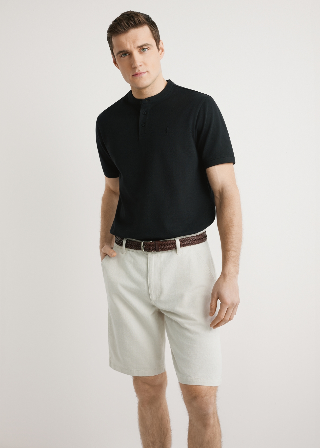 Beige men's shorts SZOMT-0033-1B(W26), front view of the product on the model. Half of the silhouette visible.