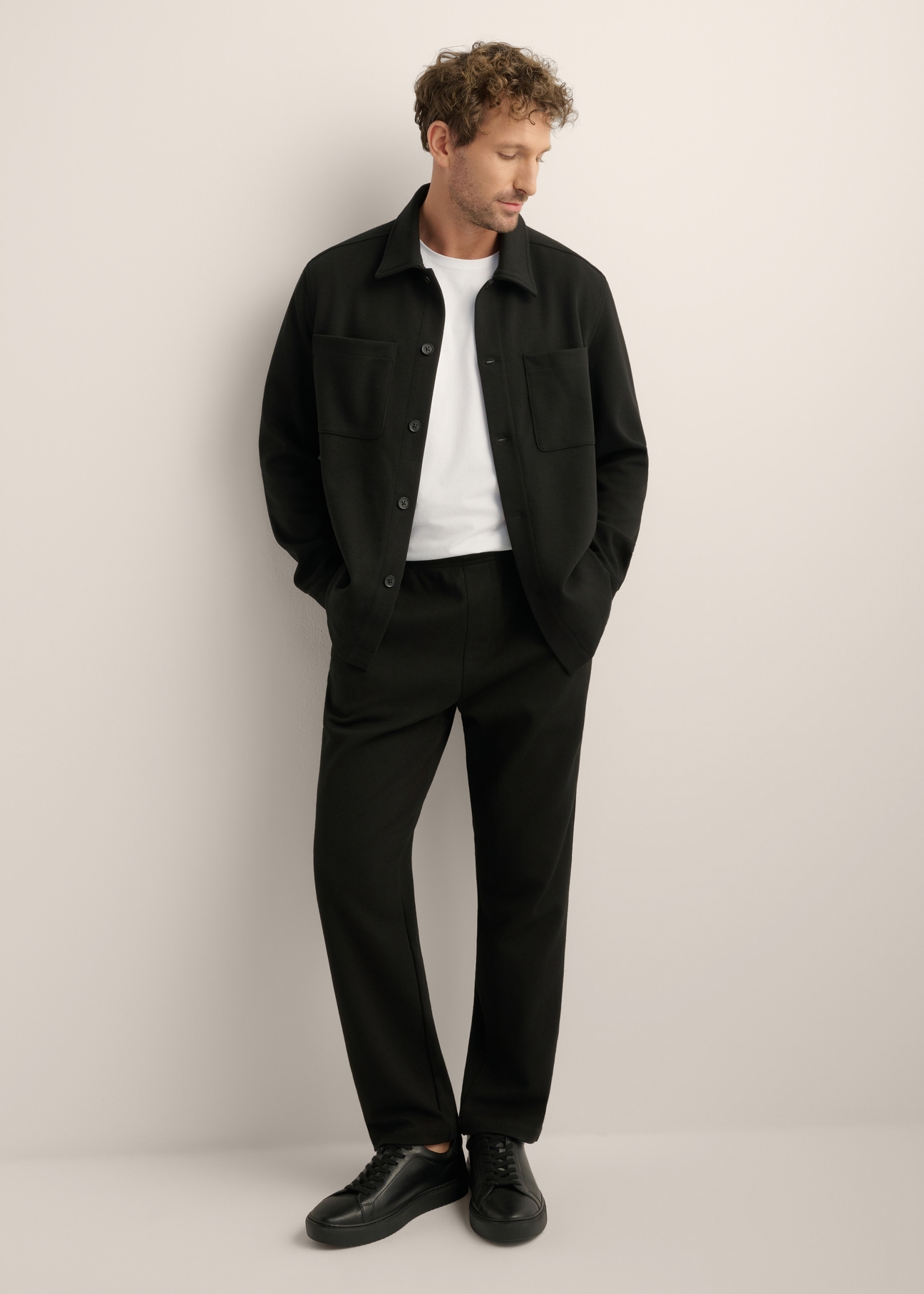 Men's straight-leg knit pants, model SPOMT-0126-99(Z26). Front view of the product on a model. Full silhouette visible.