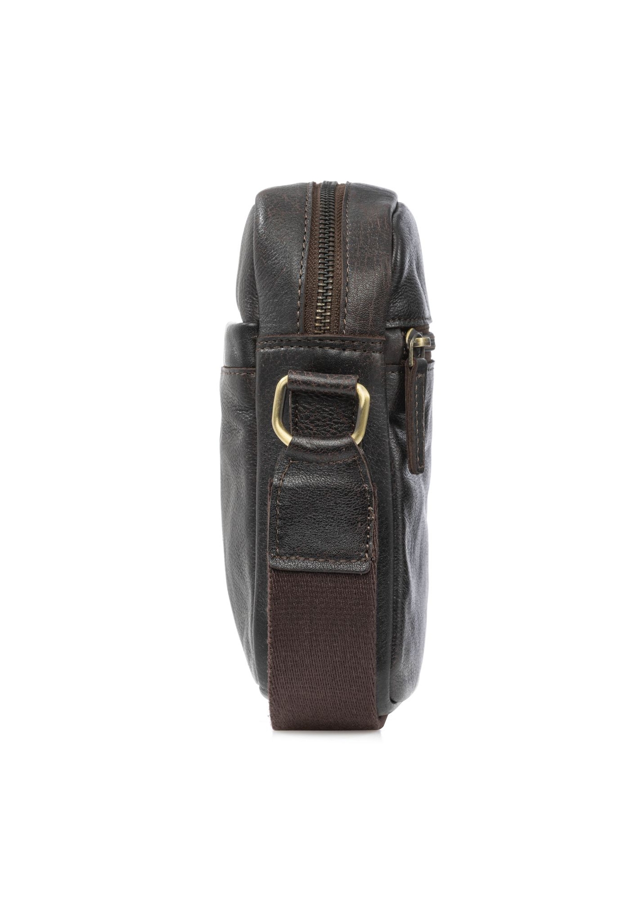 Ciemnobrązowa skórzana saszetka męska TORMS-0501-1I(W26) - widok produktu z boku, na białym tle.