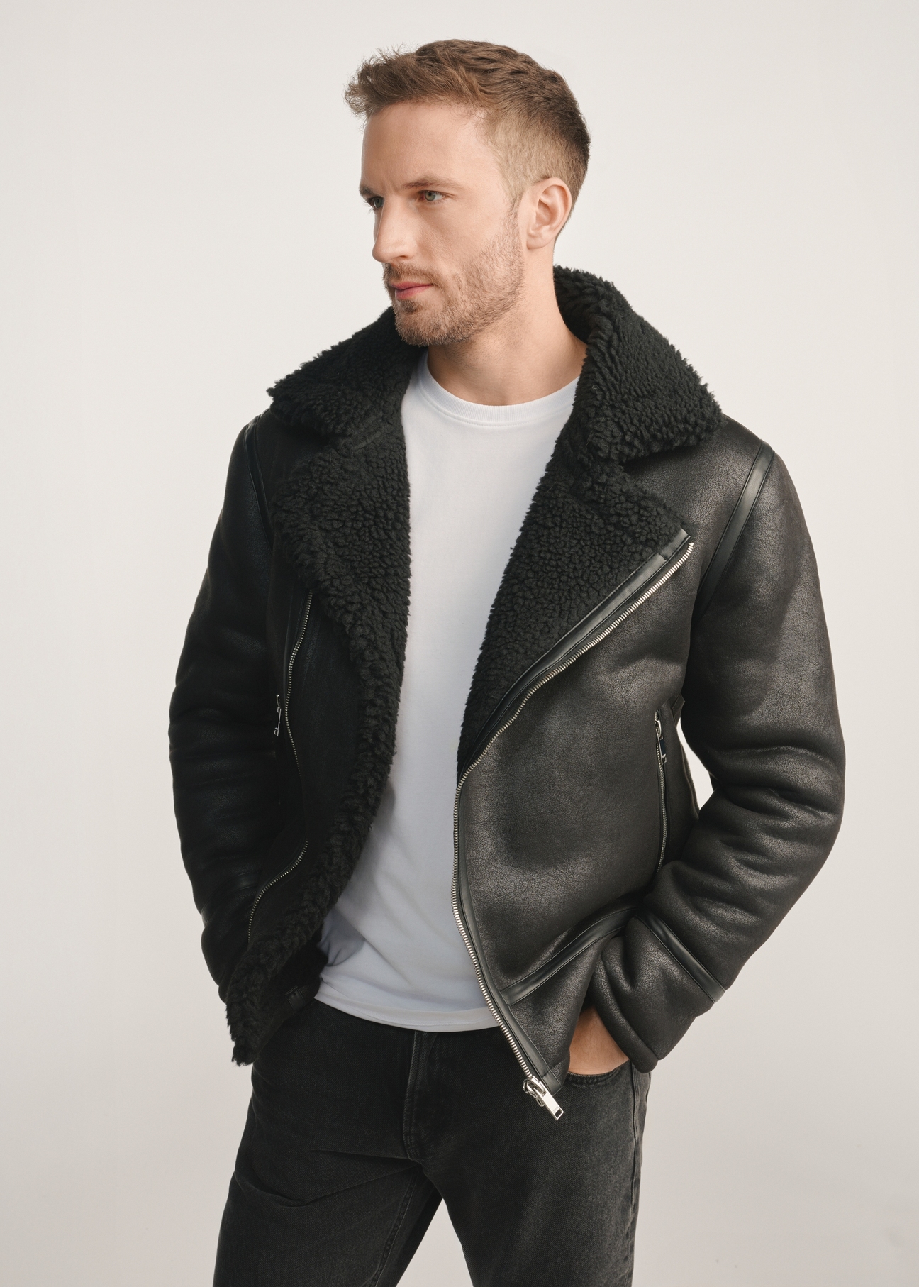Classic black men's sheepskin coat KOZMP-0001A-99(Z24), product visible from the front on the model, visible half of the silhouette.-02