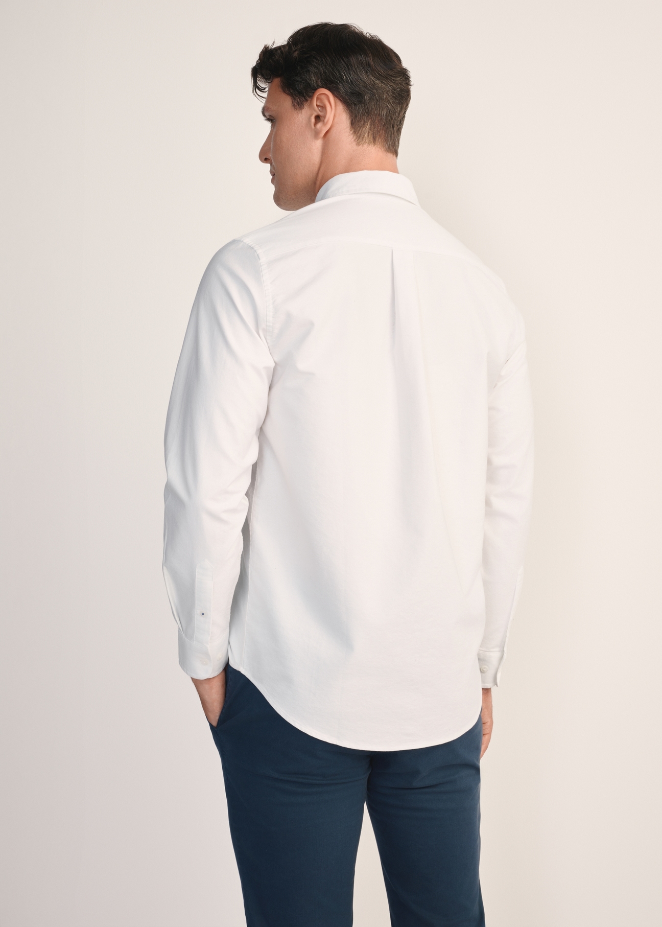 Men's white cotton shirt KOSMT-0346-11(Z25), back view of the product on the model. Half of the silhouette visible.