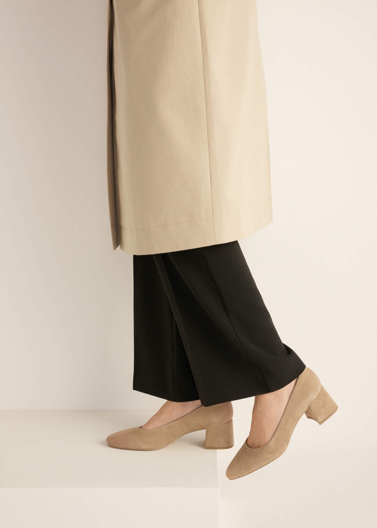 Women's suede pumps in cool beige color BUTYD-1306-1K(Z26) - side view of the product, on the model's feet, on a light background.