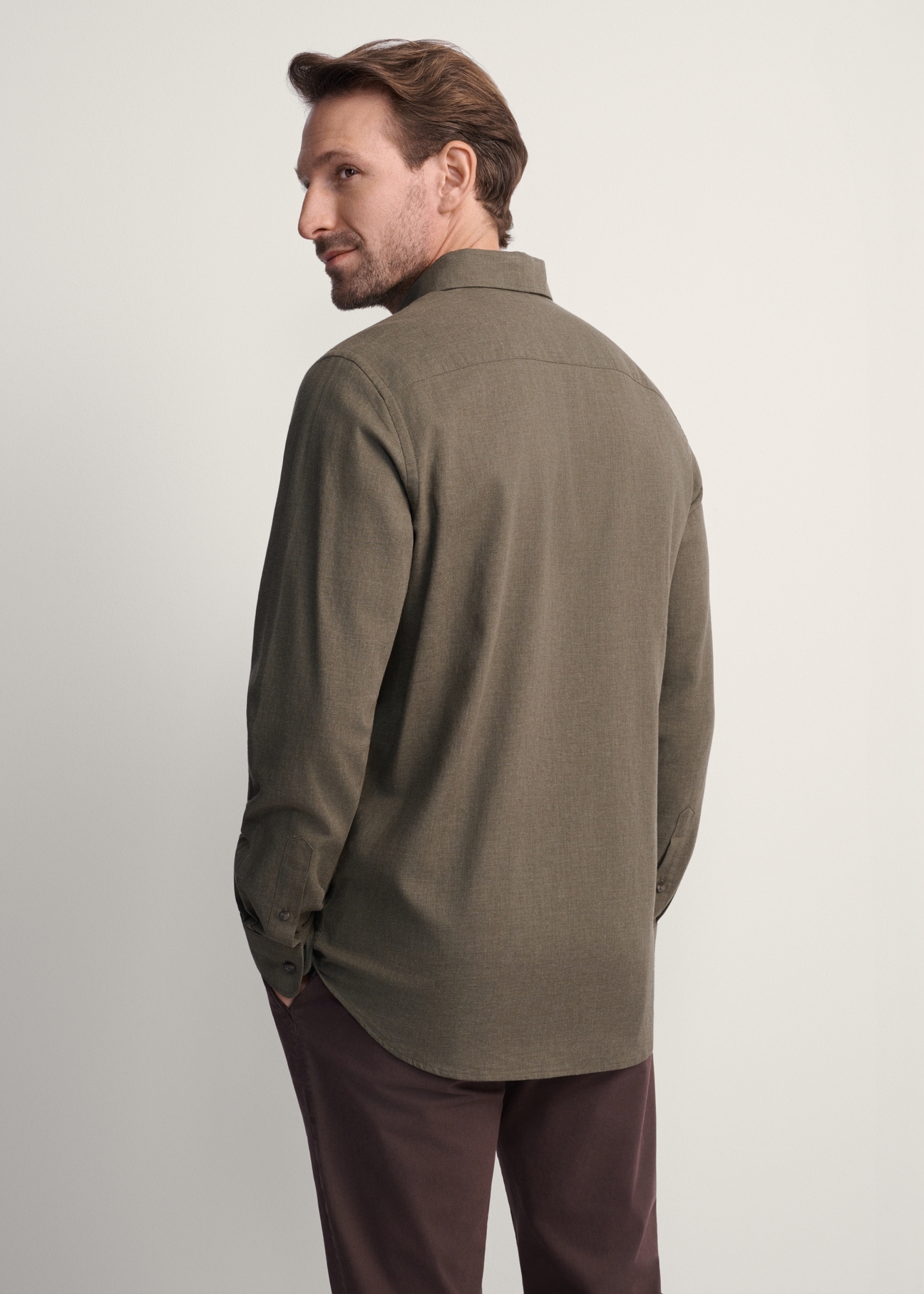 Men's khaki shirt KOSMT-0299A-55(Z25), back view of the product on the model. Half of the silhouette visible.
