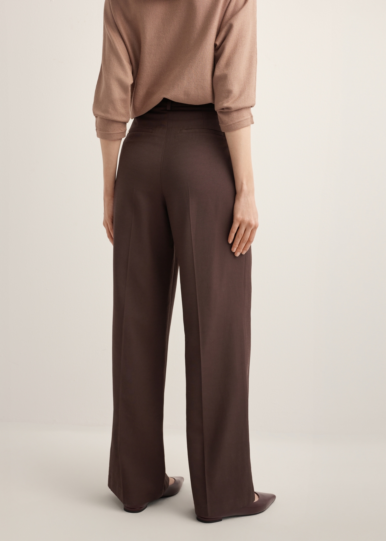 Women's brown trousers SPODT-0112-1I(Z26), product view on the model from the back, half of the silhouette visible.