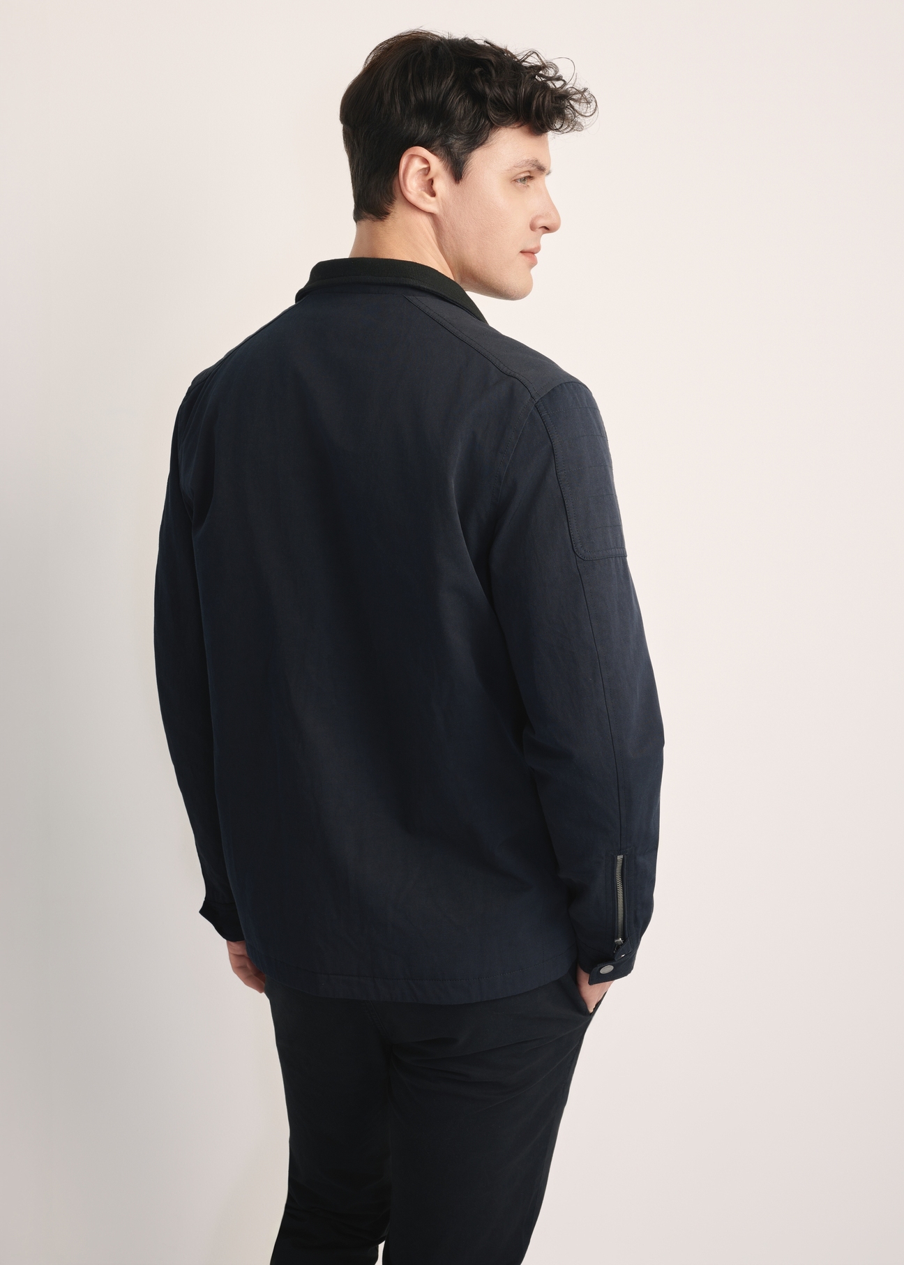 Men's navy blue transitional jacket KURMT-0384-69(Z25), product visible from the back on the model, half of the silhouette visible.