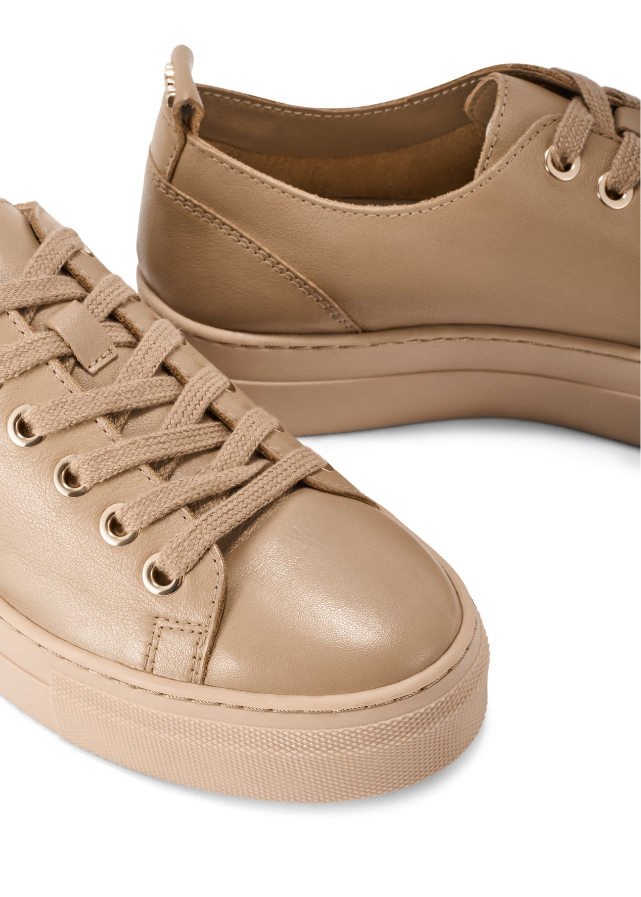 Beige women's leather sneakers BUTYD-1062-1B(W26) - close-up detail, on white background.